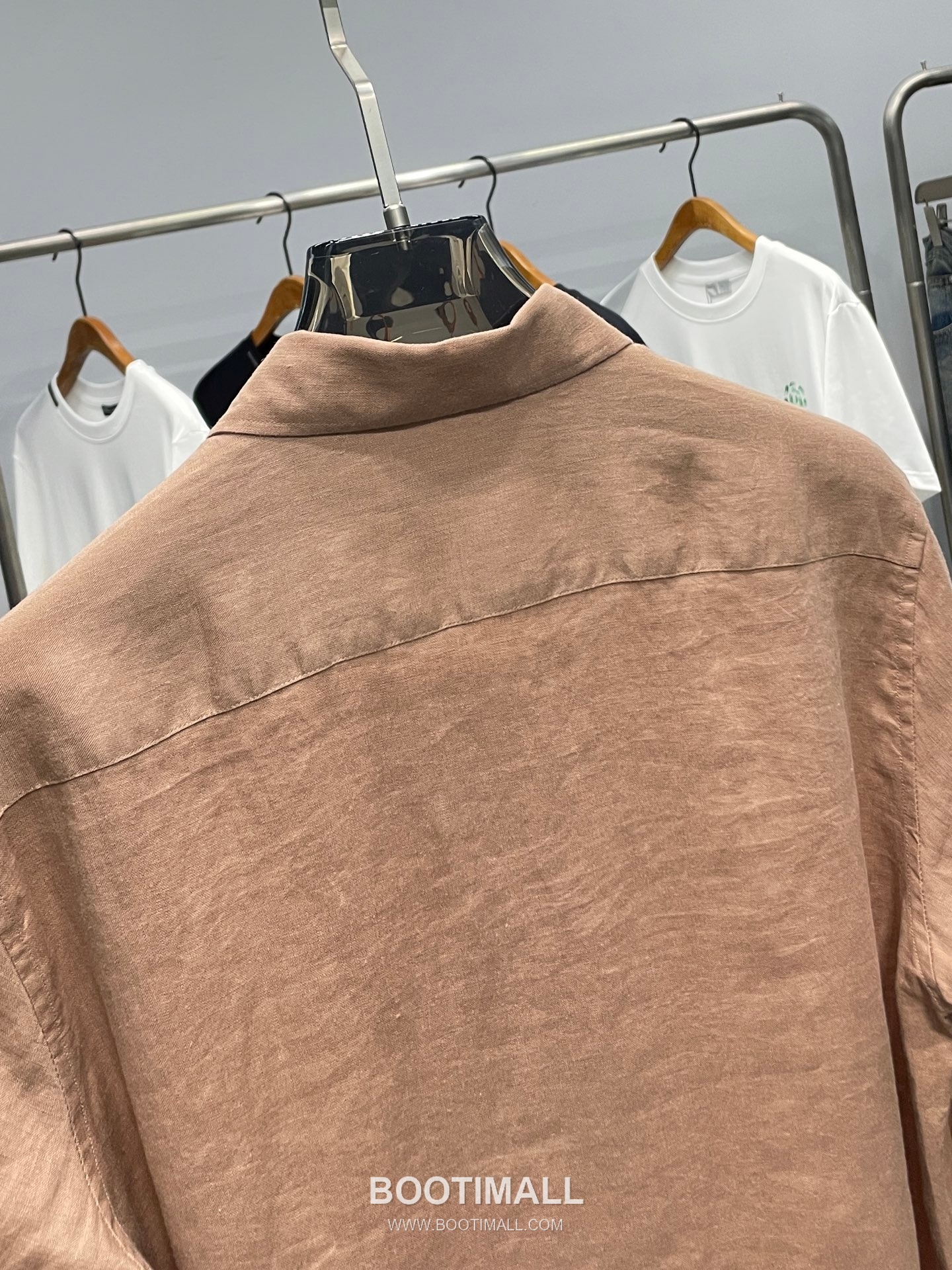 로로피아나 2026 SS 린넨 브라운 로고 자수 클래식 레귤러핏 셔츠 인디핑크 Loro Piana 2026 SS Linen Brown Logo Embroidered Classic Regular Fit Shirt D31544 M 8