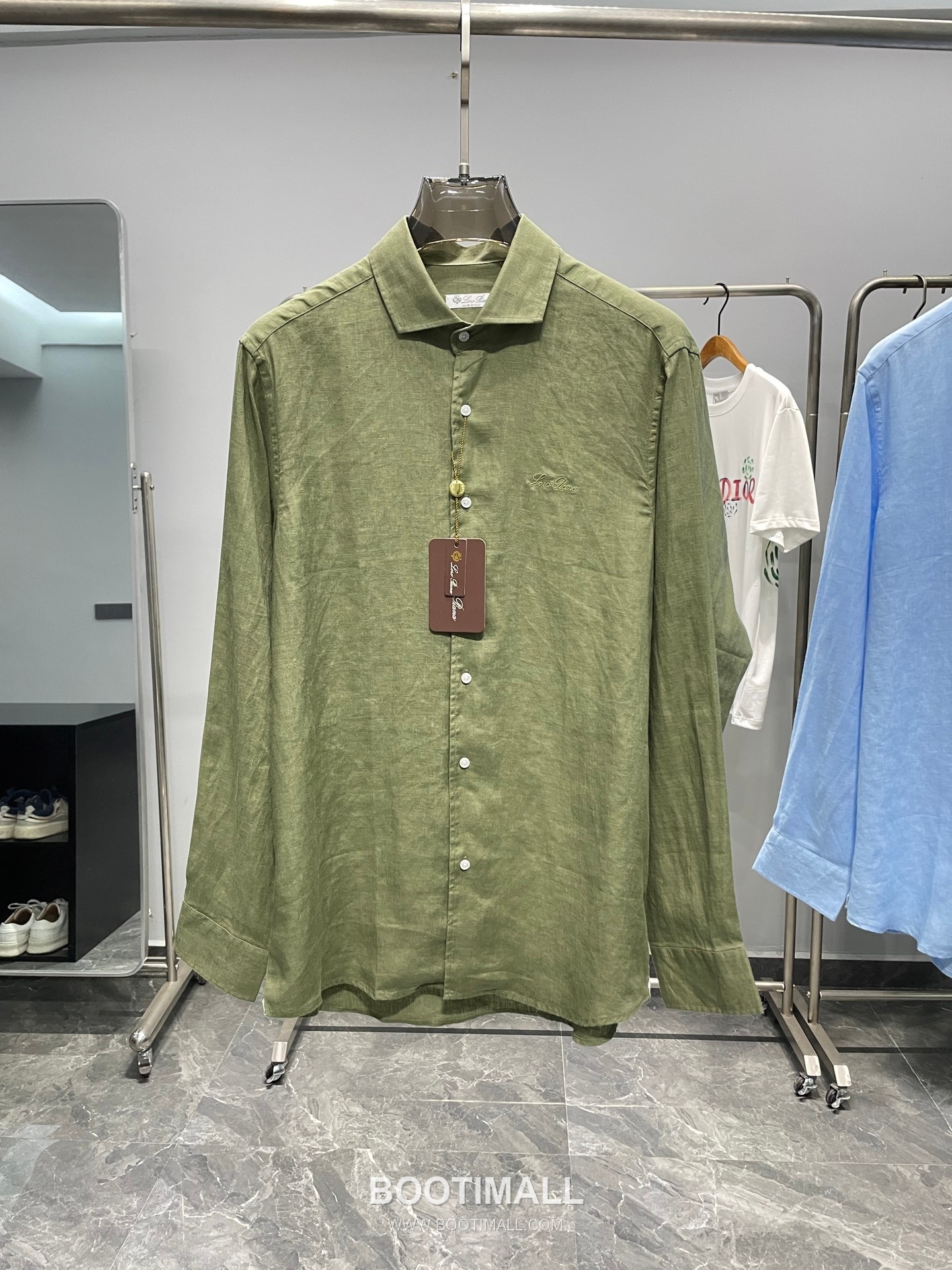 로로피아나 2026 SS 린넨 브라운 로고 자수 클래식 레귤러핏 셔츠 카키 Loro Piana 2026 SS Linen Brown Logo Embroidered Classic Regular Fit Shirt D31544 M 1