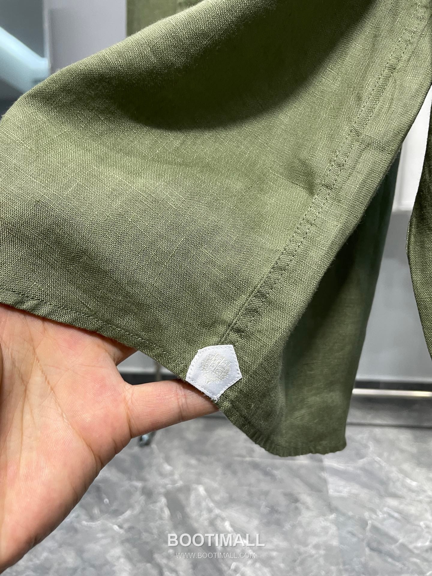 로로피아나 2026 SS 린넨 브라운 로고 자수 클래식 레귤러핏 셔츠 카키 Loro Piana 2026 SS Linen Brown Logo Embroidered Classic Regular Fit Shirt D31544 M 6