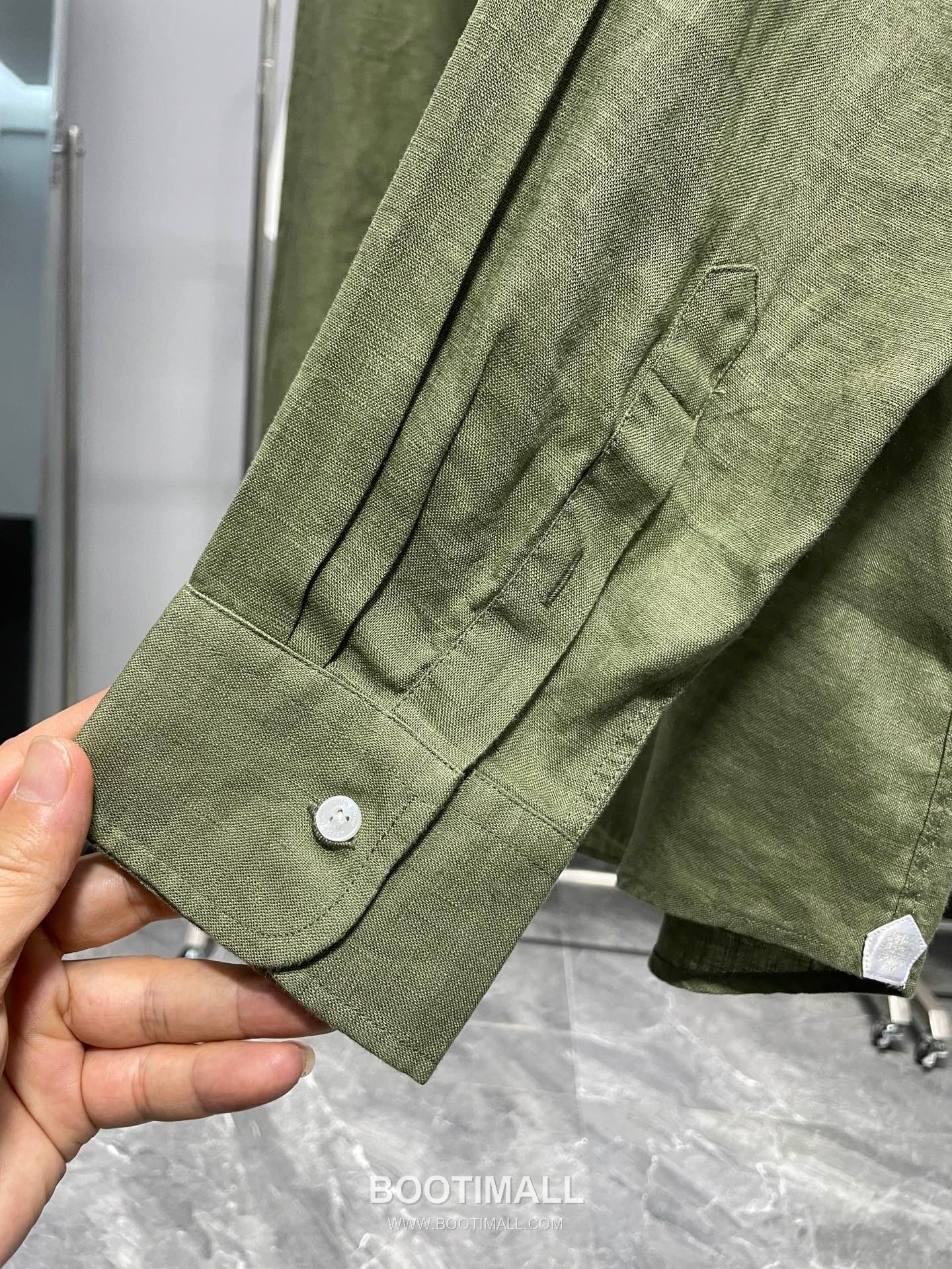 로로피아나 2026 SS 린넨 브라운 로고 자수 클래식 레귤러핏 셔츠 카키 Loro Piana 2026 SS Linen Brown Logo Embroidered Classic Regular Fit Shirt D31544 M 7