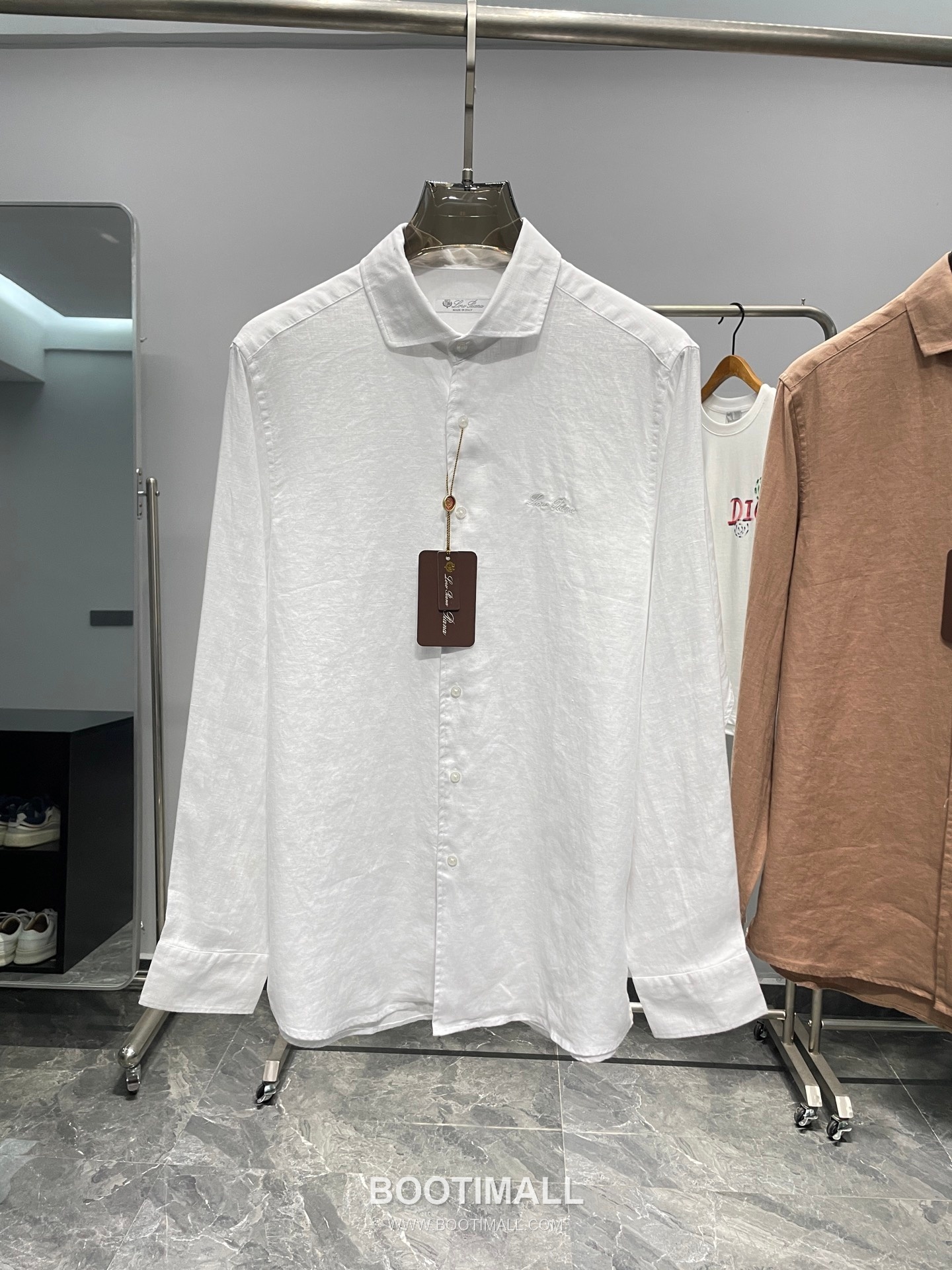 로로피아나 2026 SS 린넨 브라운 로고 자수 클래식 레귤러핏 셔츠 화이트 Loro Piana 2026 SS Linen Brown Logo Embroidered Classic Regular Fit Shirt D31544 M 1