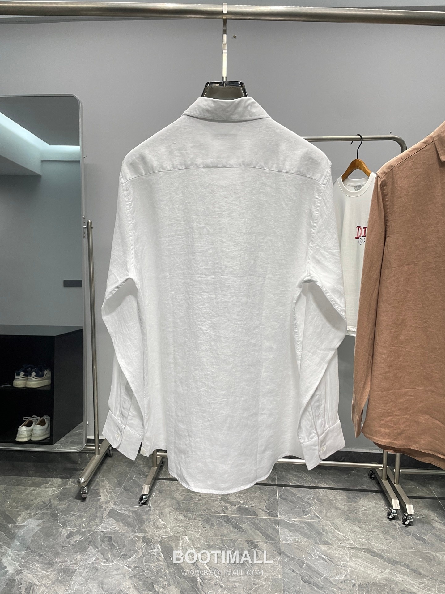 로로피아나 2026 SS 린넨 브라운 로고 자수 클래식 레귤러핏 셔츠 화이트 Loro Piana 2026 SS Linen Brown Logo Embroidered Classic Regular Fit Shirt D31544 M 2