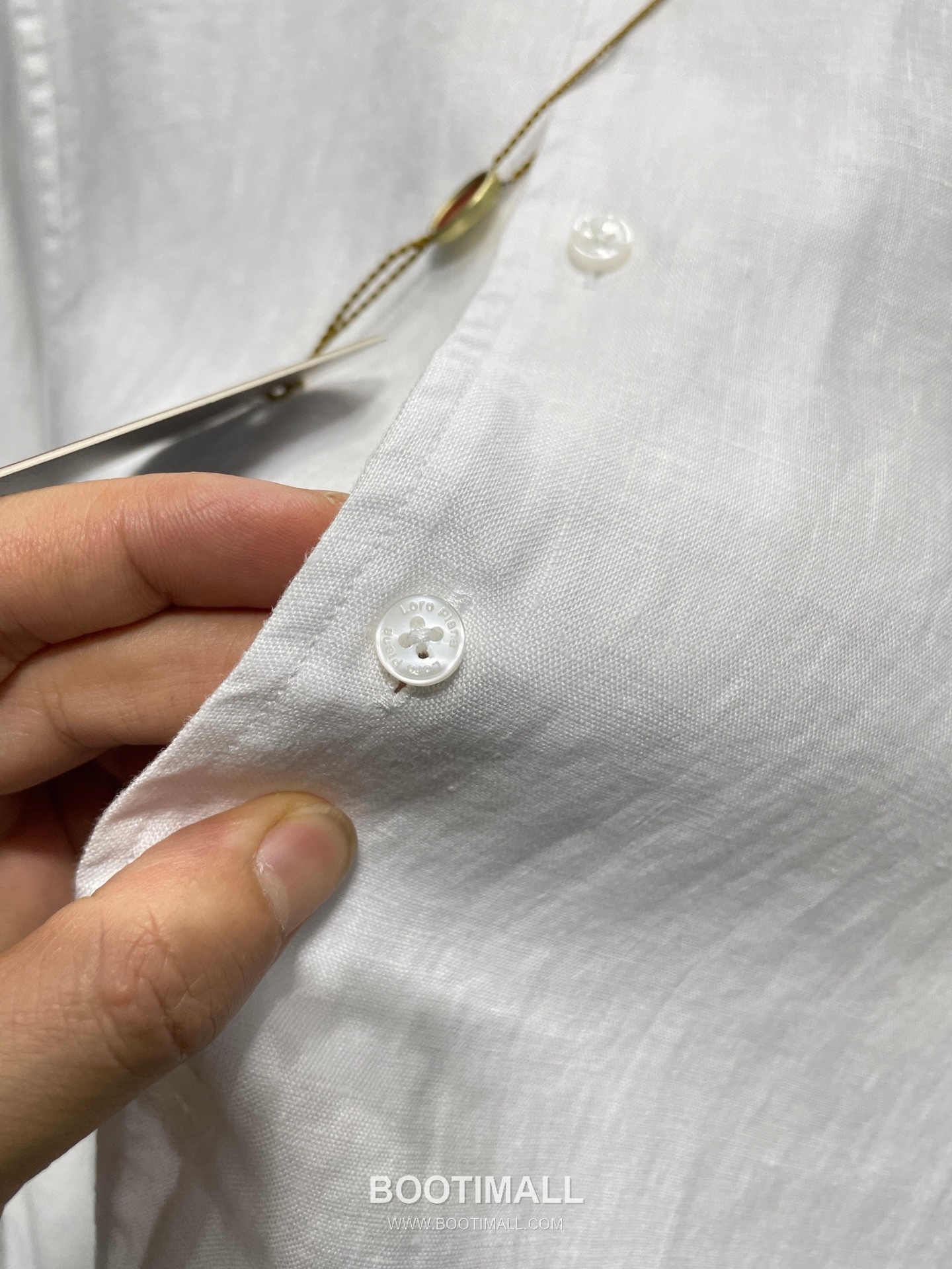 로로피아나 2026 SS 린넨 브라운 로고 자수 클래식 레귤러핏 셔츠 화이트 Loro Piana 2026 SS Linen Brown Logo Embroidered Classic Regular Fit Shirt D31544 M 5