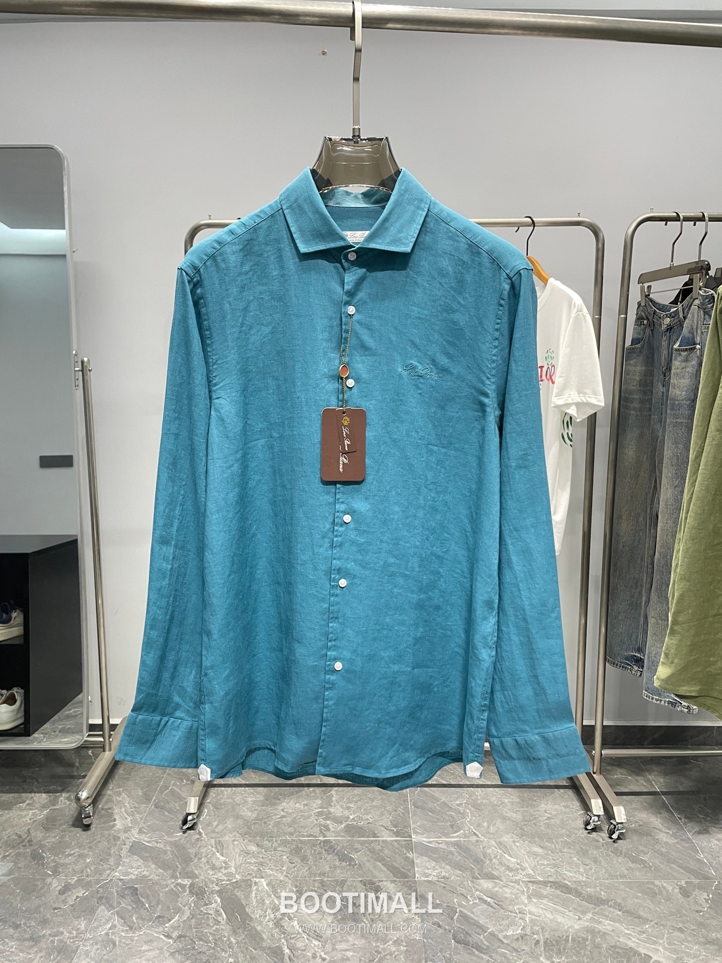 로로피아나 2026 SS 린넨 브라운 로고 자수 클래식 레귤러핏 셔츠 코빌트 Loro Piana 2026 SS Linen Brown Logo Embroidered Classic Regular Fit Shirt D31544 M 1