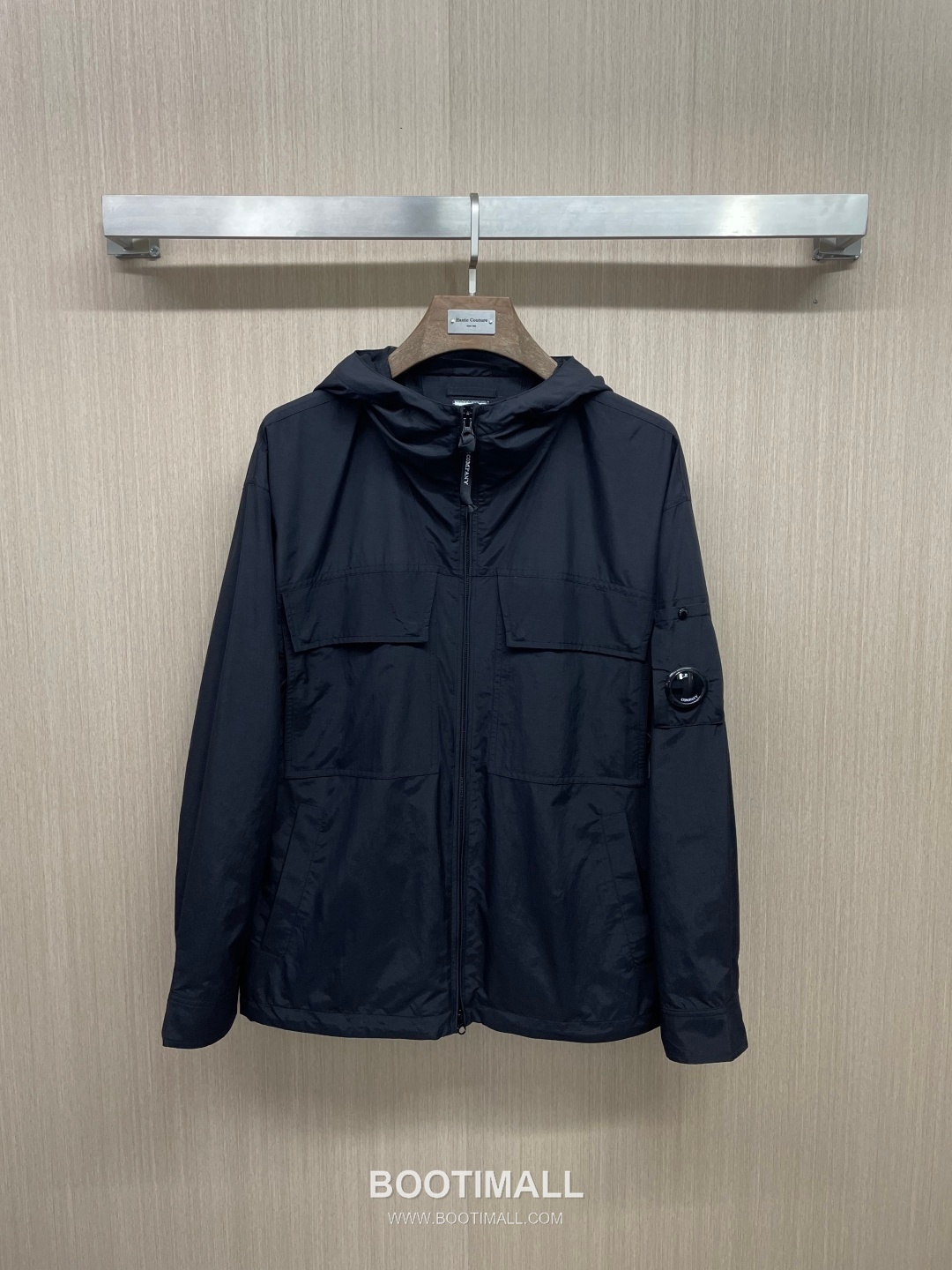 씨피컴퍼니 2026 SS 나일론 블랙 로고 지퍼 포켓 후드 기능성 재킷 C.P. Company 2026 SS Nylon Black Logo Zip Pocket Hooded Functional Jacket 1