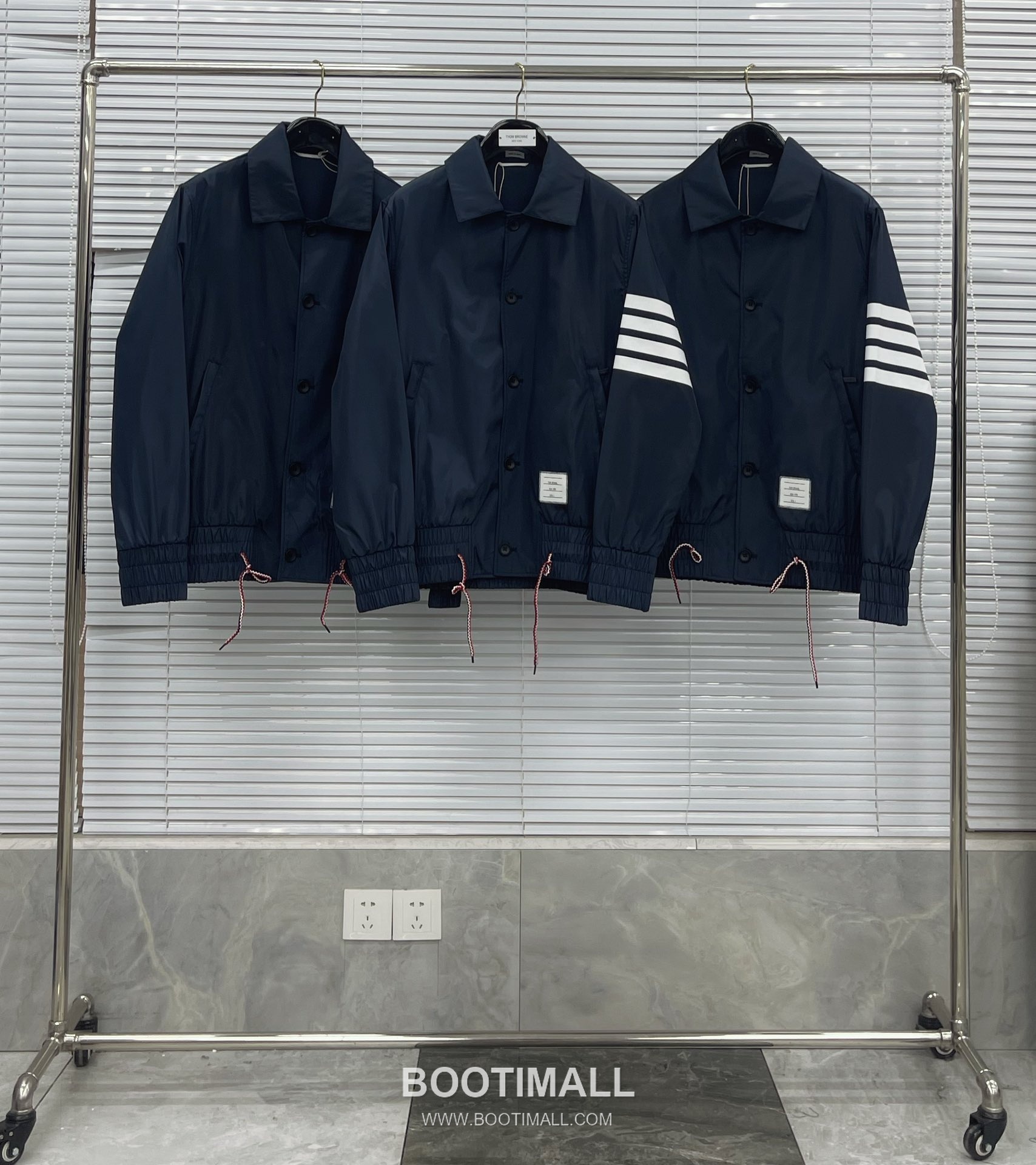 톰브라운 2026 SS 나일론 네이비 방수 압착 테이핑 사선 스트라이프 후드 재킷 Thom Browne 2026 SS Nylon Navy Water Repellent Taped Four Bar Stripe Hooded Jacket M 1