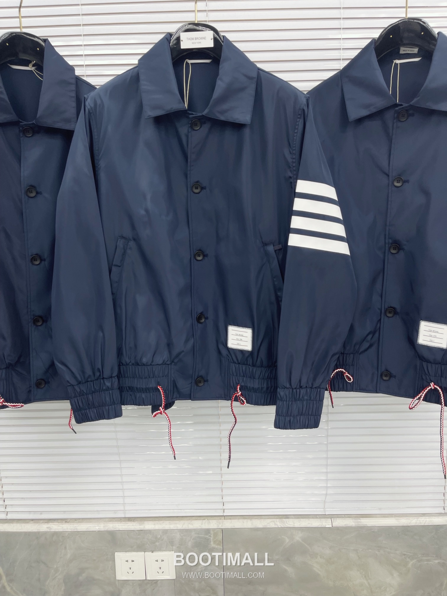 톰브라운 2026 SS 나일론 네이비 방수 압착 테이핑 사선 스트라이프 후드 재킷 Thom Browne 2026 SS Nylon Navy Water Repellent Taped Four Bar Stripe Hooded Jacket M 2