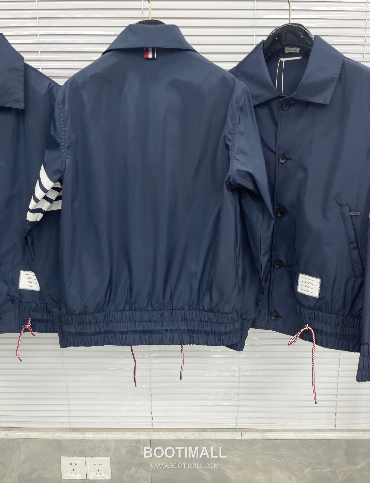 톰브라운 2026 SS 나일론 네이비 방수 압착 테이핑 사선 스트라이프 후드 재킷 Thom Browne 2026 SS Nylon Navy Water Repellent Taped Four Bar Stripe Hooded Jacket M 3