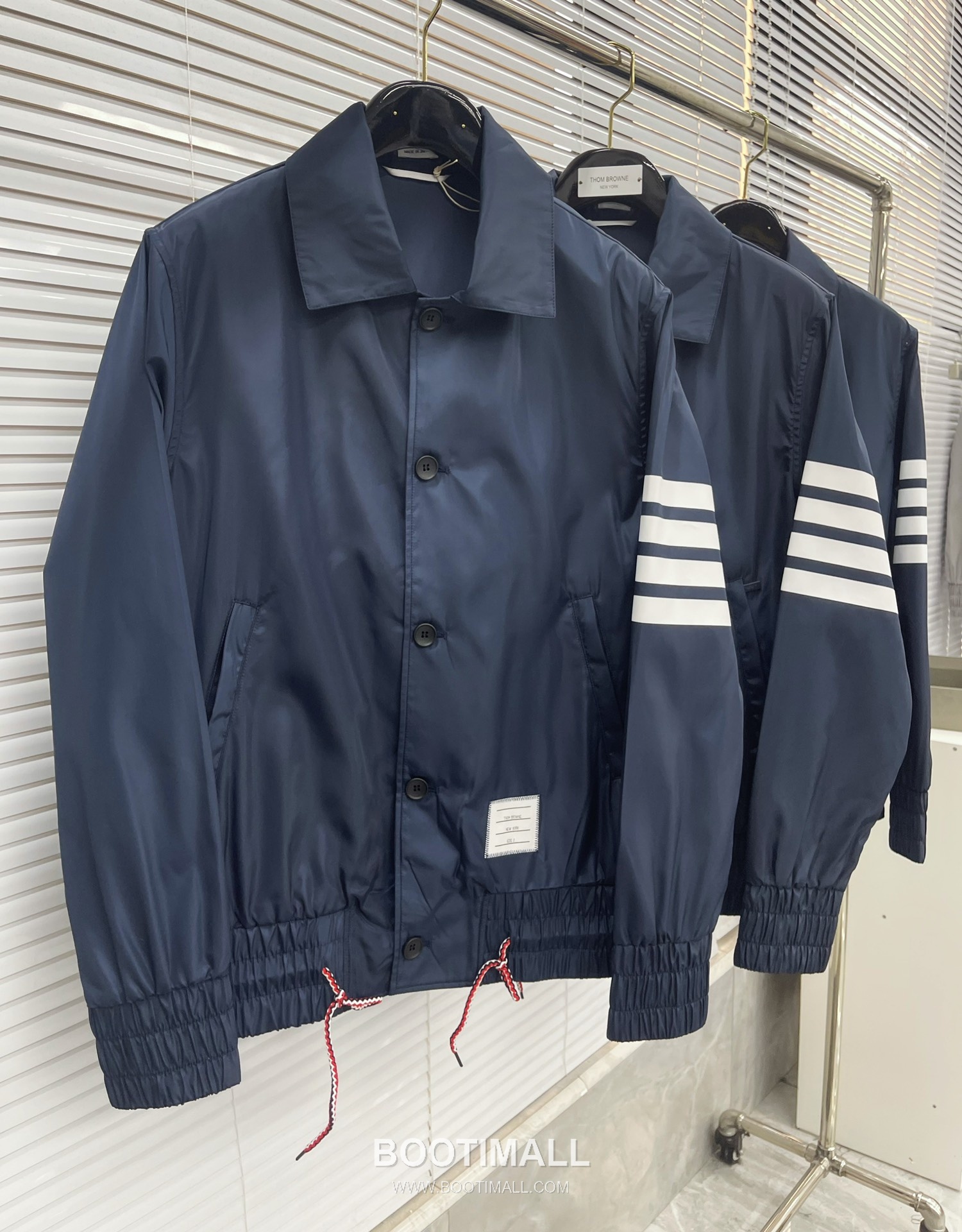 톰브라운 2026 SS 나일론 네이비 방수 압착 테이핑 사선 스트라이프 후드 재킷 Thom Browne 2026 SS Nylon Navy Water Repellent Taped Four Bar Stripe Hooded Jacket M 4