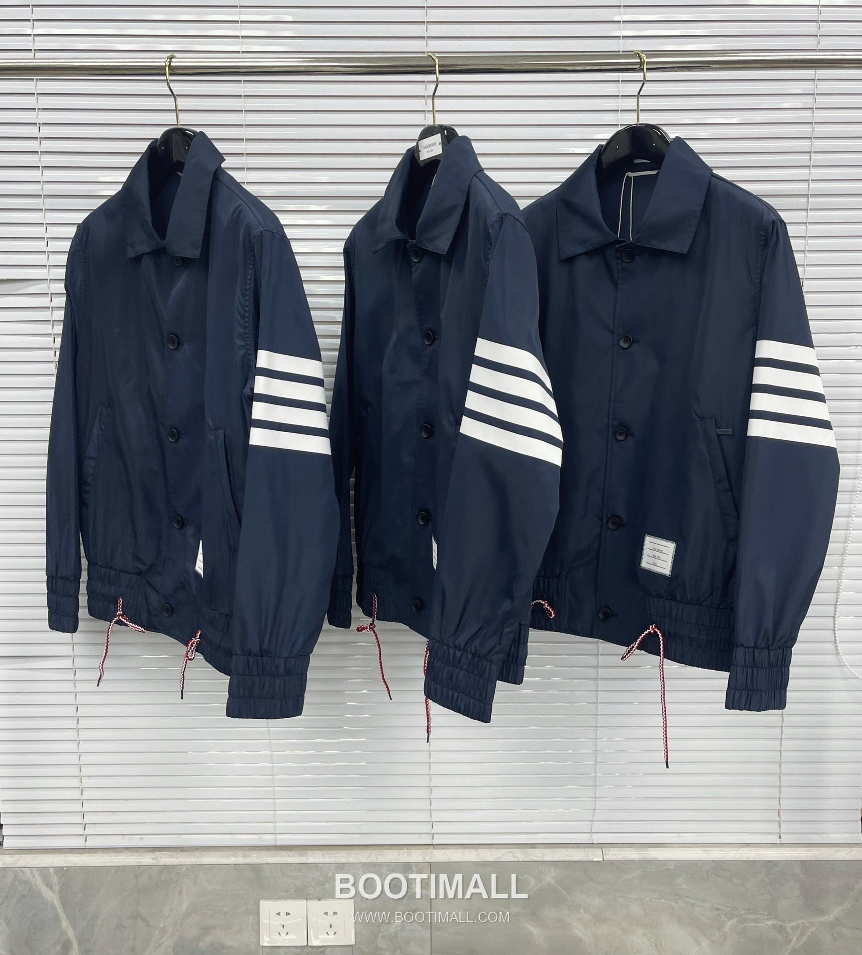 톰브라운 2026 SS 나일론 네이비 방수 압착 테이핑 사선 스트라이프 후드 재킷 Thom Browne 2026 SS Nylon Navy Water Repellent Taped Four Bar Stripe Hooded Jacket M 5