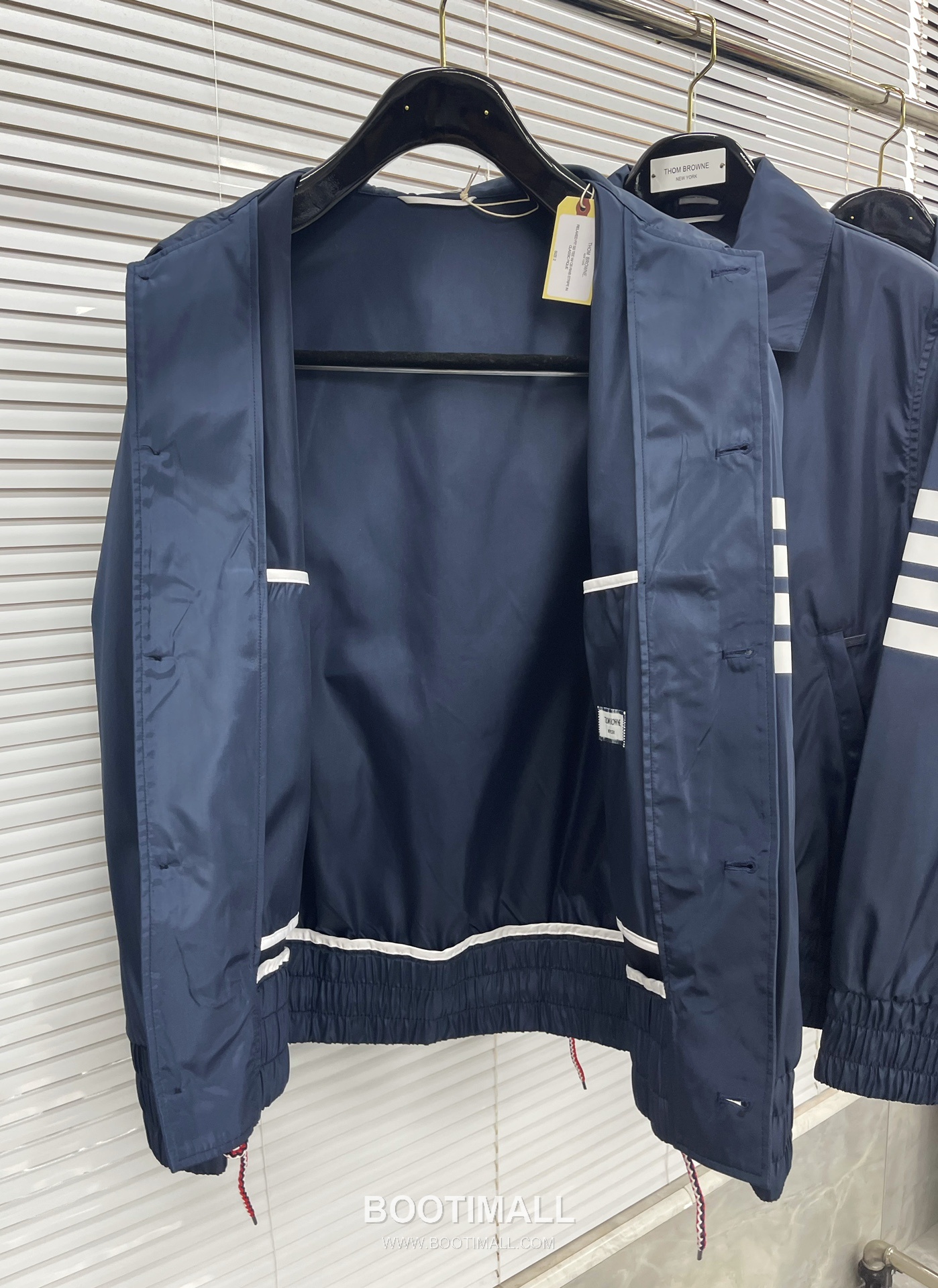 톰브라운 2026 SS 나일론 네이비 방수 압착 테이핑 사선 스트라이프 후드 재킷 Thom Browne 2026 SS Nylon Navy Water Repellent Taped Four Bar Stripe Hooded Jacket M 6