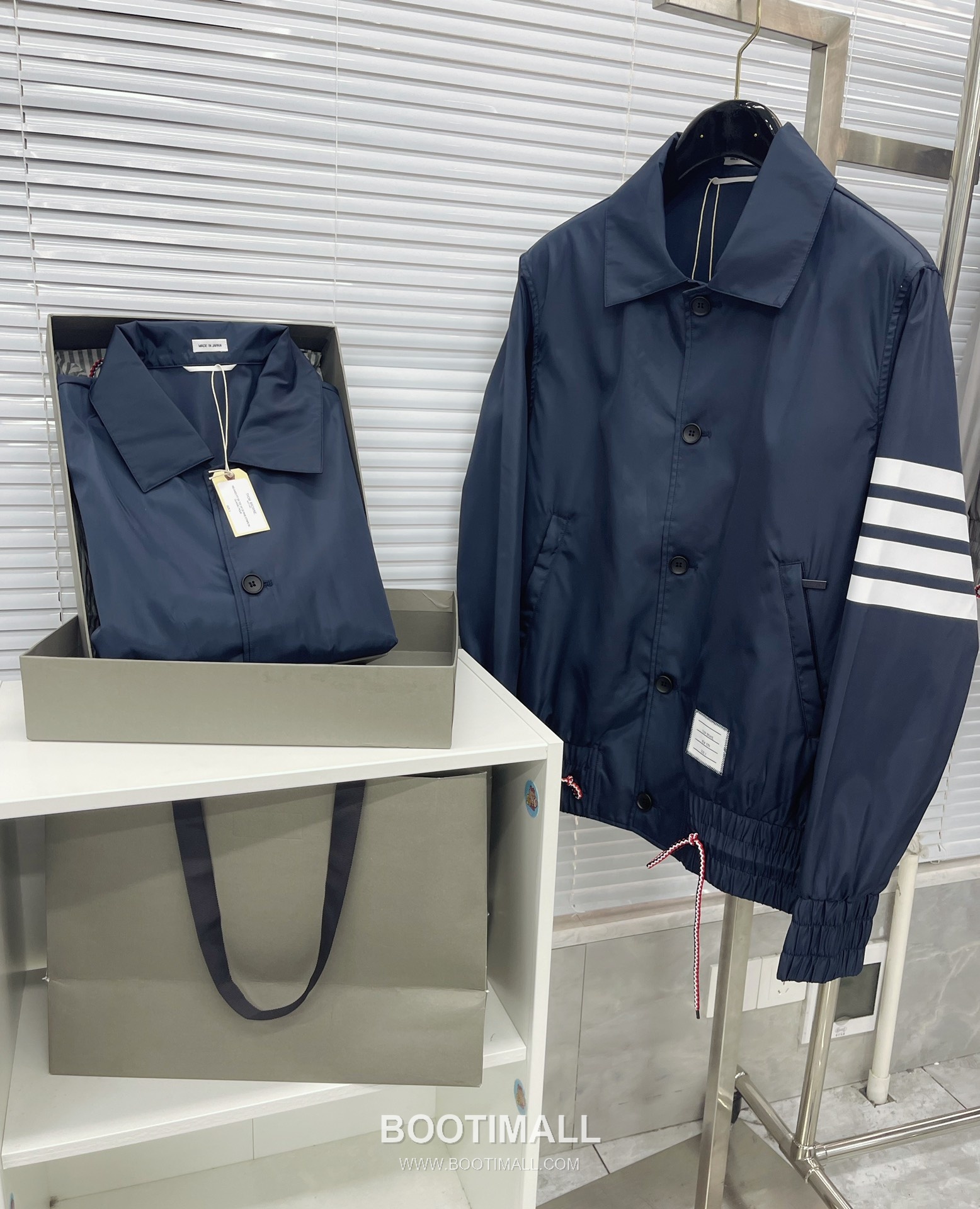 톰브라운 2026 SS 나일론 네이비 방수 압착 테이핑 사선 스트라이프 후드 재킷 Thom Browne 2026 SS Nylon Navy Water Repellent Taped Four Bar Stripe Hooded Jacket M 8