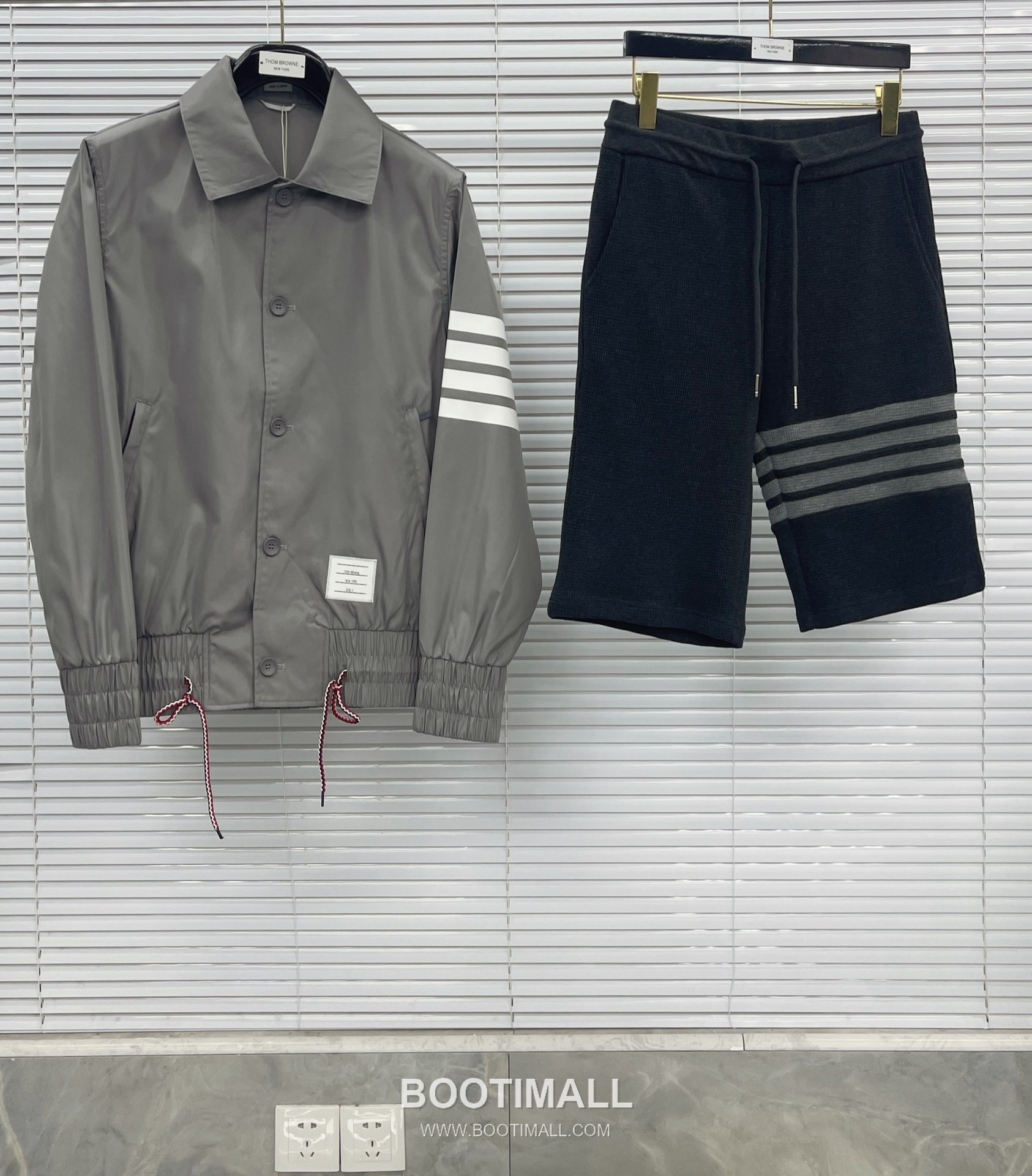 톰브라운 2026 SS 나일론 네이비 방수 압착 테이핑 사선 스트라이프 후드 재킷 그레이 Thom Browne 2026 SS Nylon Navy Water Repellent Taped Four Bar Stripe Hooded Jacket M 1