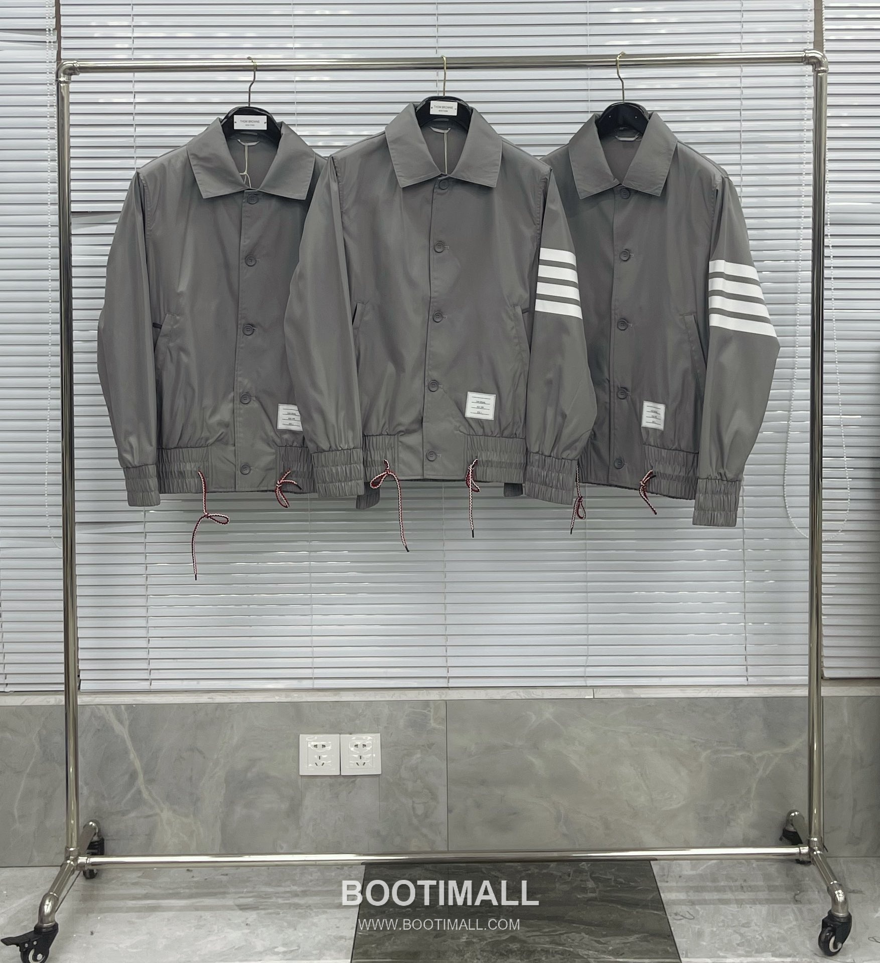 톰브라운 2026 SS 나일론 네이비 방수 압착 테이핑 사선 스트라이프 후드 재킷 그레이 Thom Browne 2026 SS Nylon Navy Water Repellent Taped Four Bar Stripe Hooded Jacket M 2