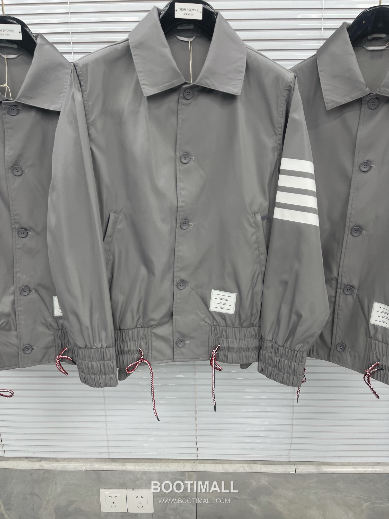 톰브라운 2026 SS 나일론 네이비 방수 압착 테이핑 사선 스트라이프 후드 재킷 그레이 Thom Browne 2026 SS Nylon Navy Water Repellent Taped Four Bar Stripe Hooded Jacket M 3