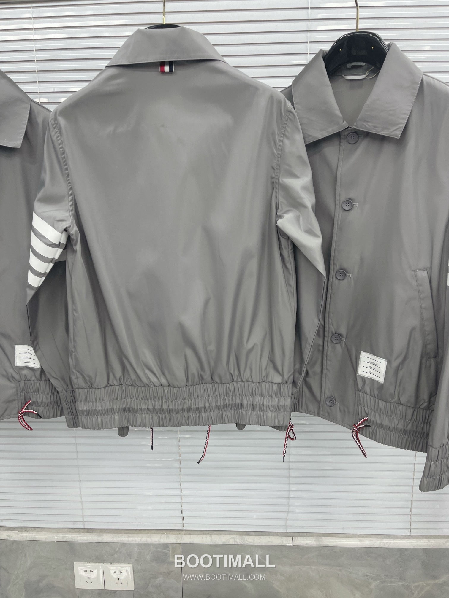 톰브라운 2026 SS 나일론 네이비 방수 압착 테이핑 사선 스트라이프 후드 재킷 그레이 Thom Browne 2026 SS Nylon Navy Water Repellent Taped Four Bar Stripe Hooded Jacket M 4