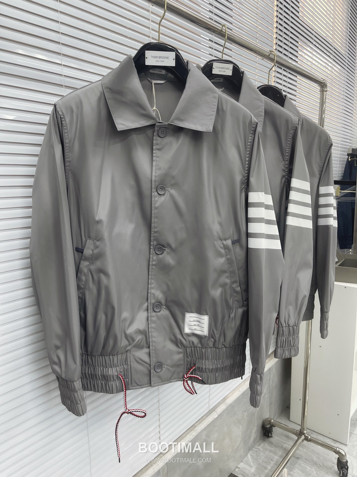 톰브라운 2026 SS 나일론 네이비 방수 압착 테이핑 사선 스트라이프 후드 재킷 그레이 Thom Browne 2026 SS Nylon Navy Water Repellent Taped Four Bar Stripe Hooded Jacket M 6