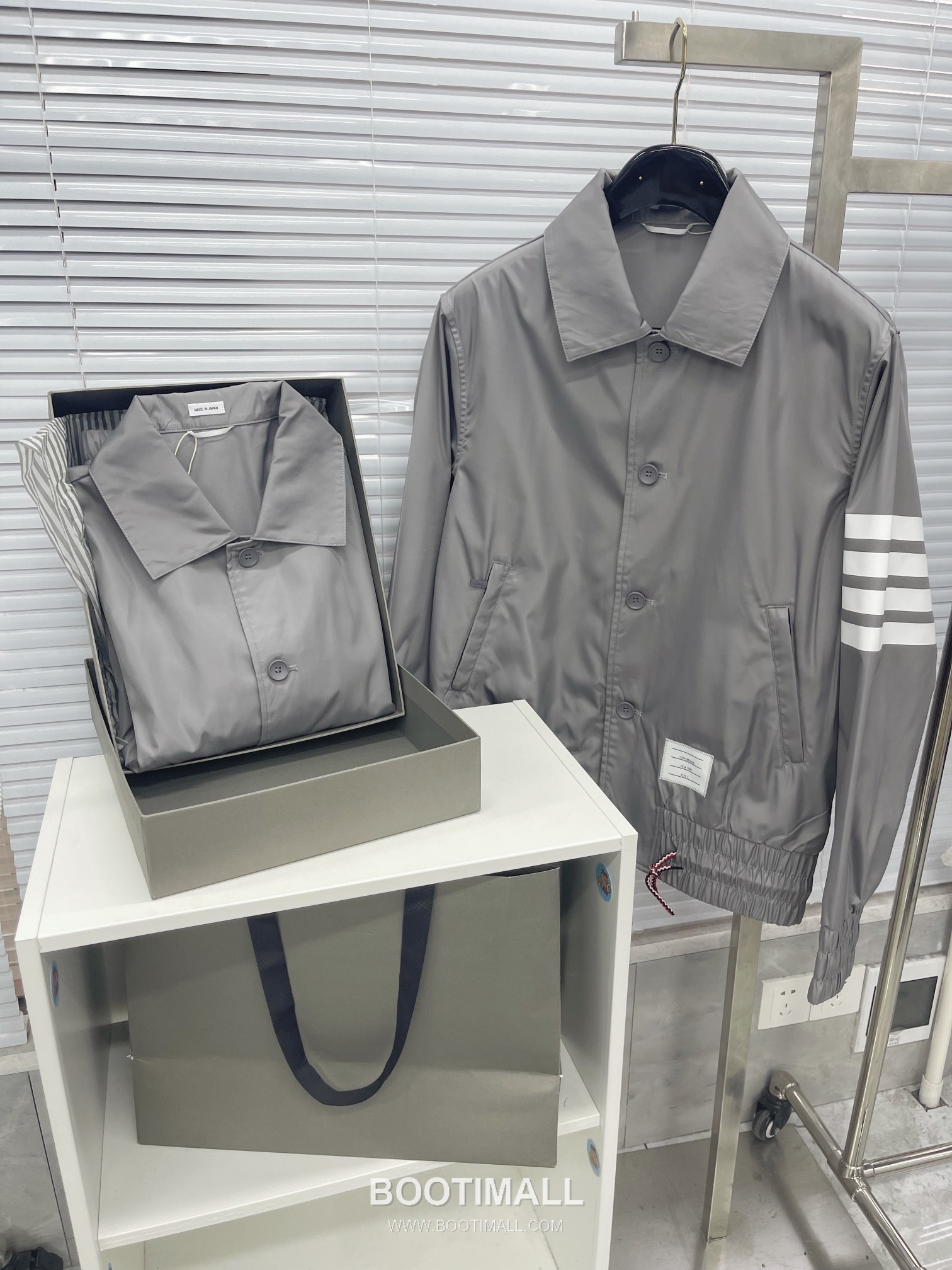 톰브라운 2026 SS 나일론 네이비 방수 압착 테이핑 사선 스트라이프 후드 재킷 그레이 Thom Browne 2026 SS Nylon Navy Water Repellent Taped Four Bar Stripe Hooded Jacket M 13