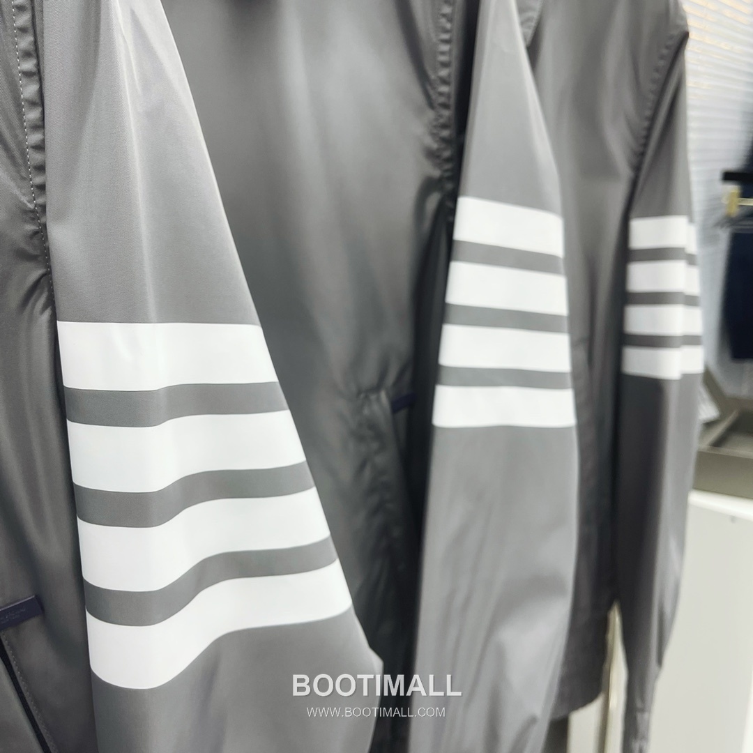 톰브라운 2026 SS 나일론 네이비 방수 압착 테이핑 사선 스트라이프 후드 재킷 그레이 Thom Browne 2026 SS Nylon Navy Water Repellent Taped Four Bar Stripe Hooded Jacket M 15