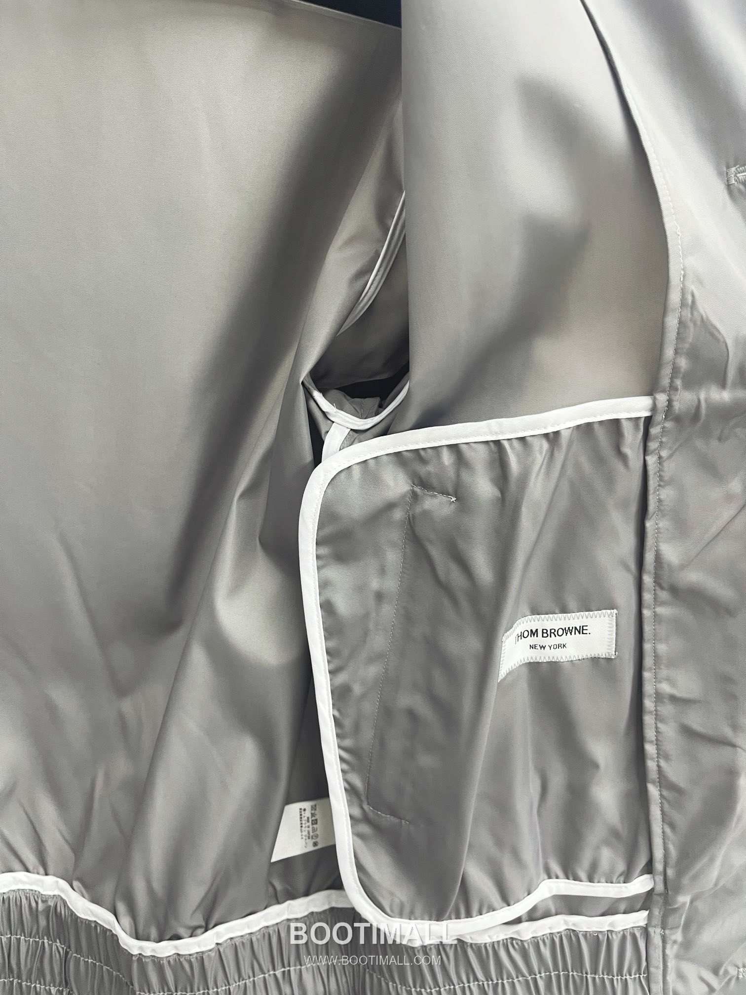 톰브라운 2026 SS 나일론 네이비 방수 압착 테이핑 사선 스트라이프 후드 재킷 그레이 Thom Browne 2026 SS Nylon Navy Water Repellent Taped Four Bar Stripe Hooded Jacket M 18