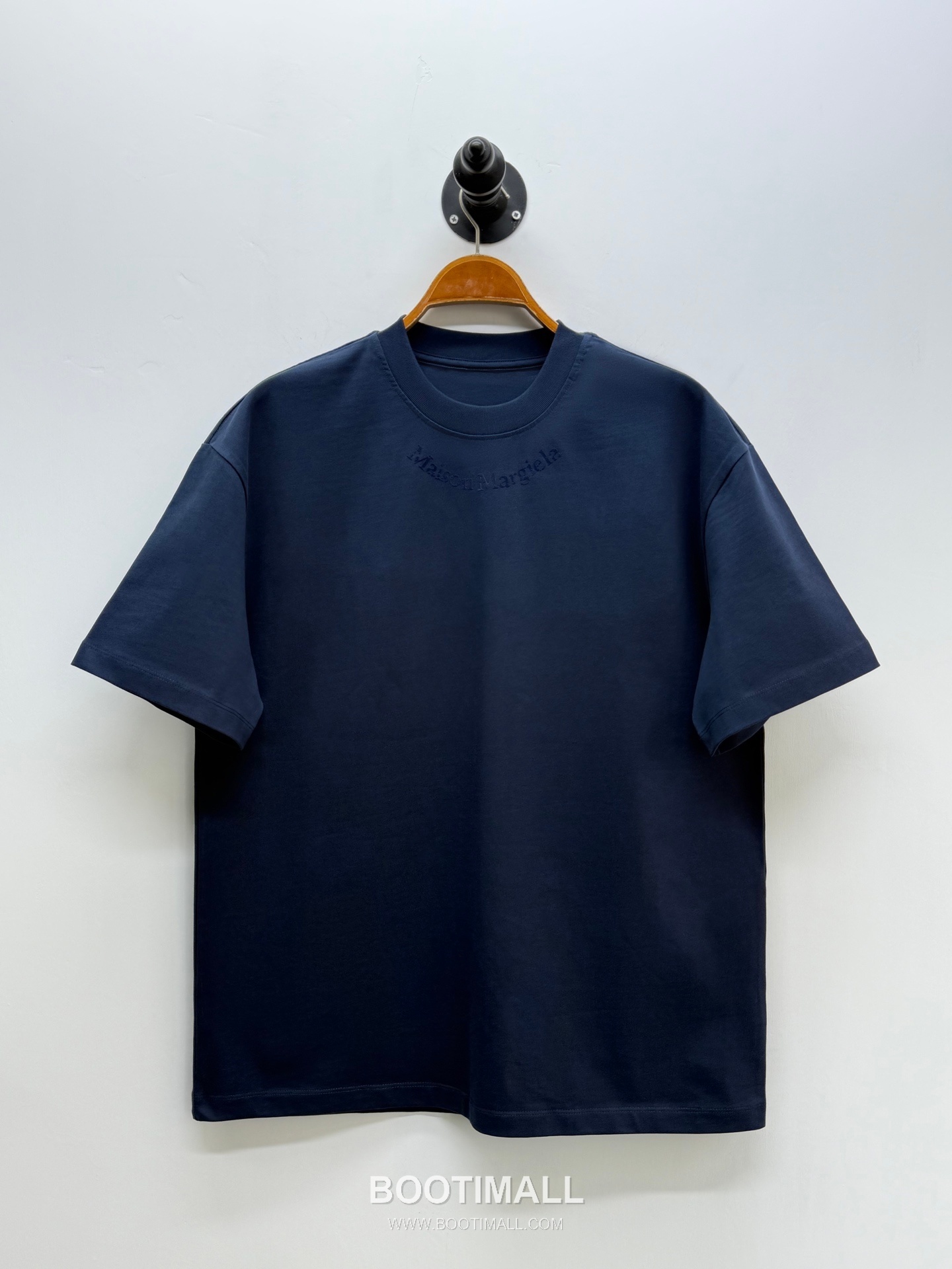 엠엠식스 로고 프린트 코튼 루즈핏 반팔 티셔츠 네이비 MM6 Logo Print Cotton Loose Fit Short Sleeve T-Shirt D23521 1