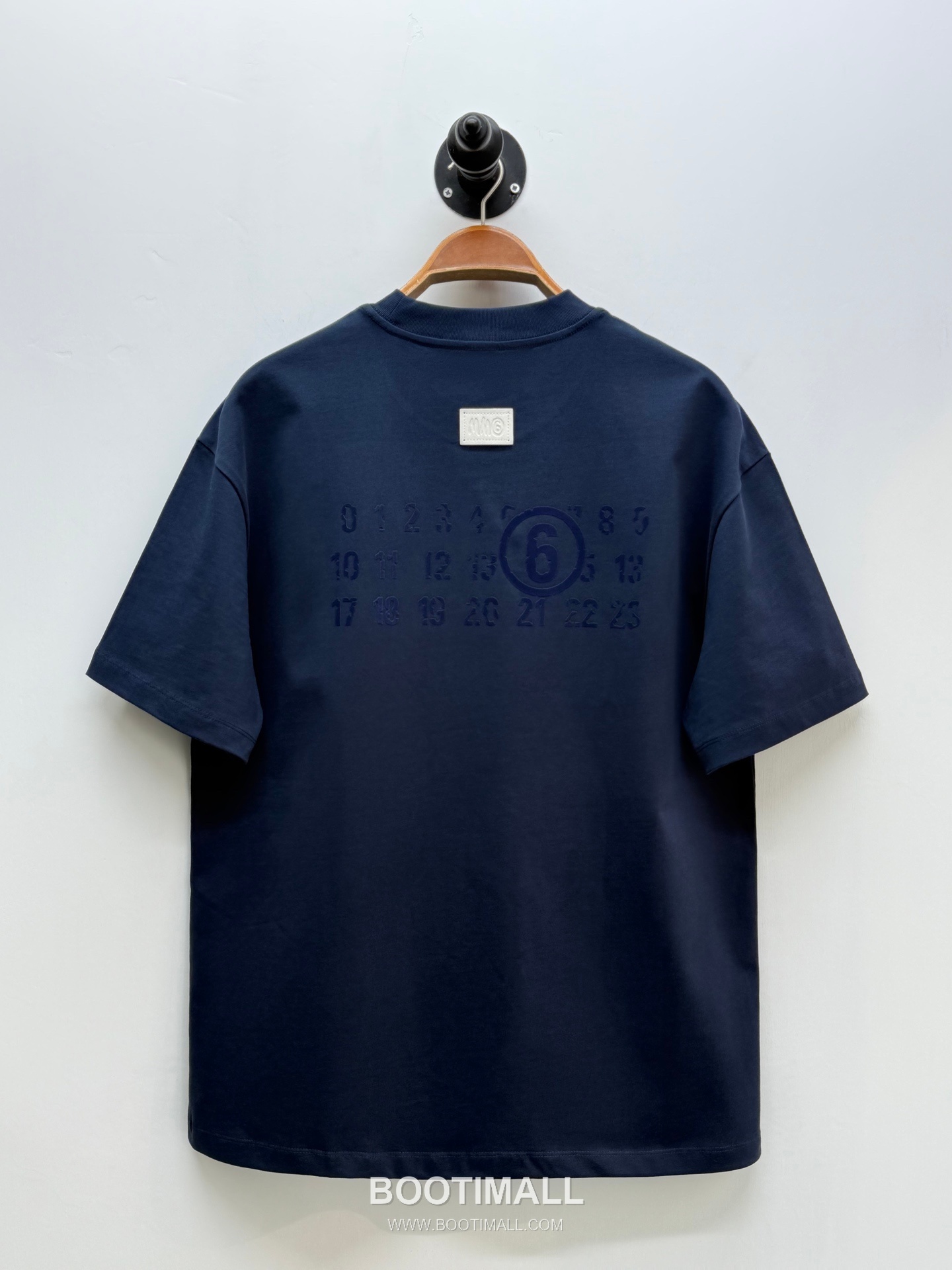 엠엠식스 로고 프린트 코튼 루즈핏 반팔 티셔츠 네이비 MM6 Logo Print Cotton Loose Fit Short Sleeve T-Shirt D23521 5