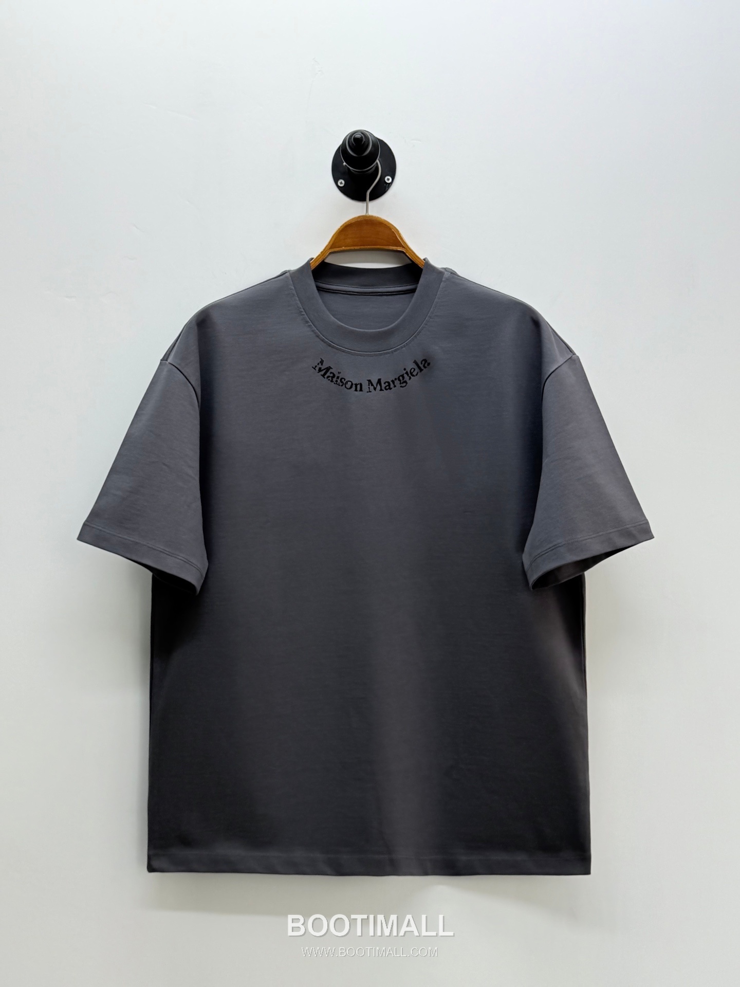 엠엠식스 로고 프린트 코튼 루즈핏 반팔 티셔츠 카키 MM6 Logo Print Cotton Loose Fit Short Sleeve T-Shirt D23521 1