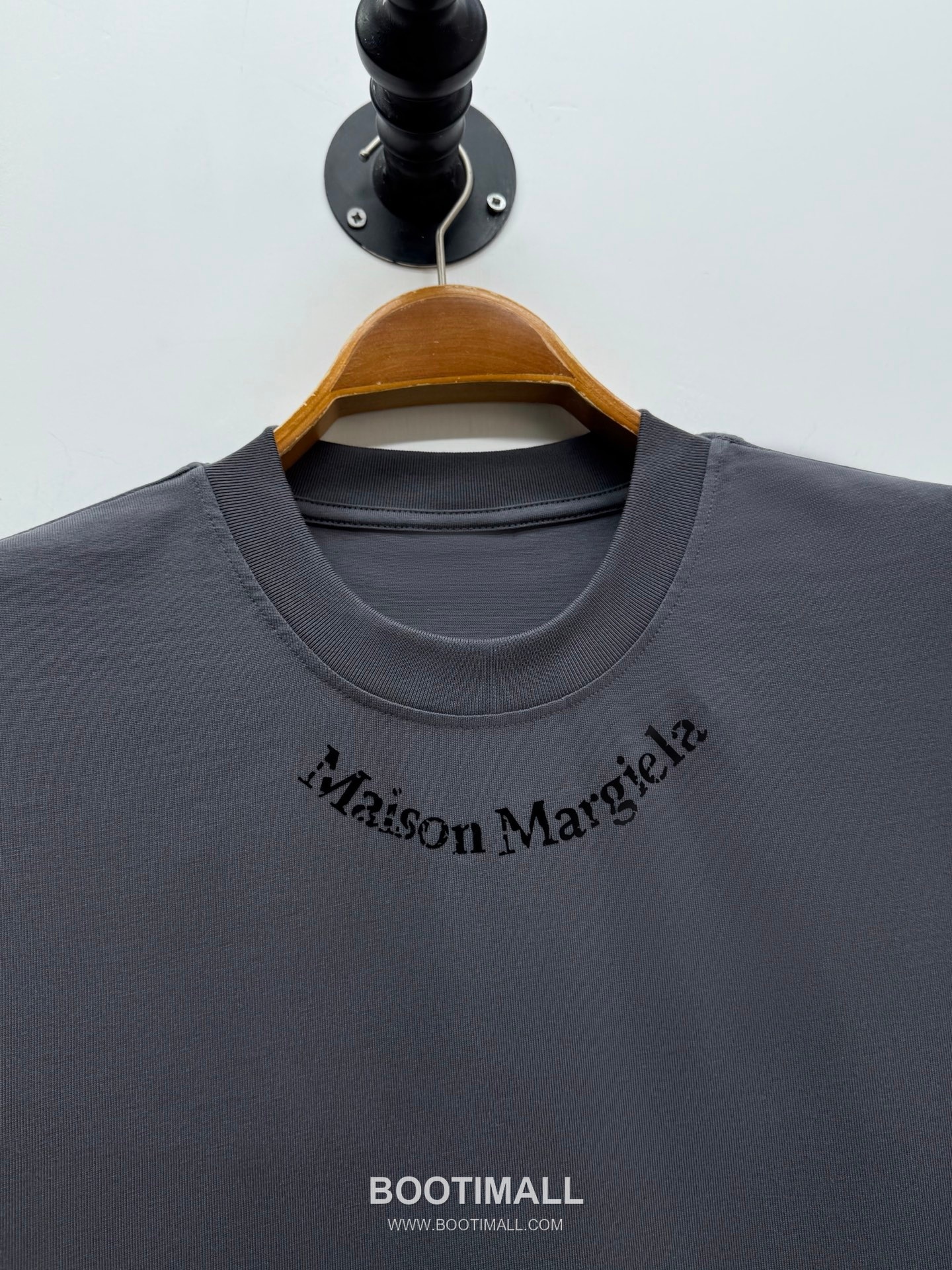 엠엠식스 로고 프린트 코튼 루즈핏 반팔 티셔츠 카키 MM6 Logo Print Cotton Loose Fit Short Sleeve T-Shirt D23521 3