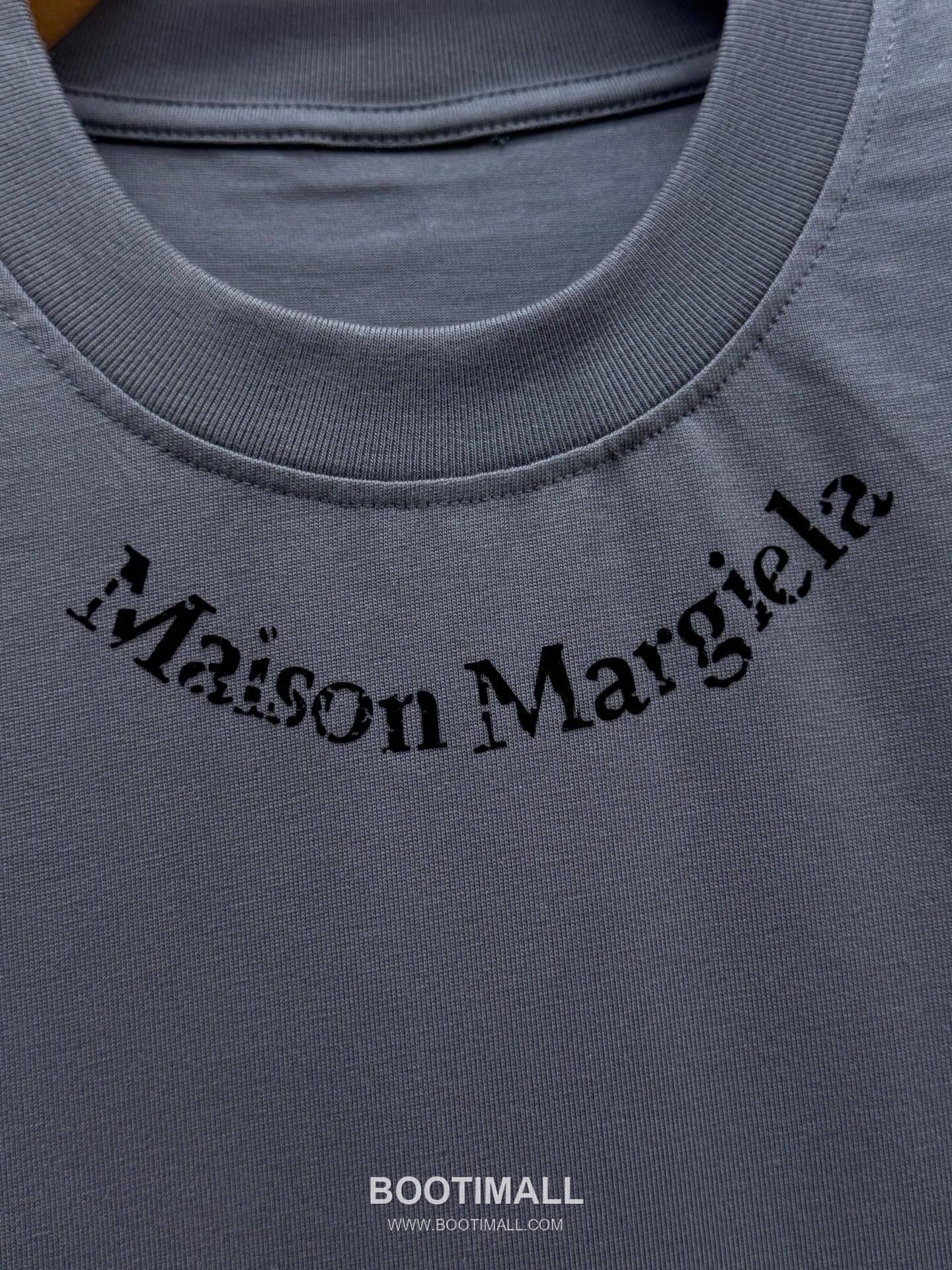 엠엠식스 로고 프린트 코튼 루즈핏 반팔 티셔츠 카키 MM6 Logo Print Cotton Loose Fit Short Sleeve T-Shirt D23521 4