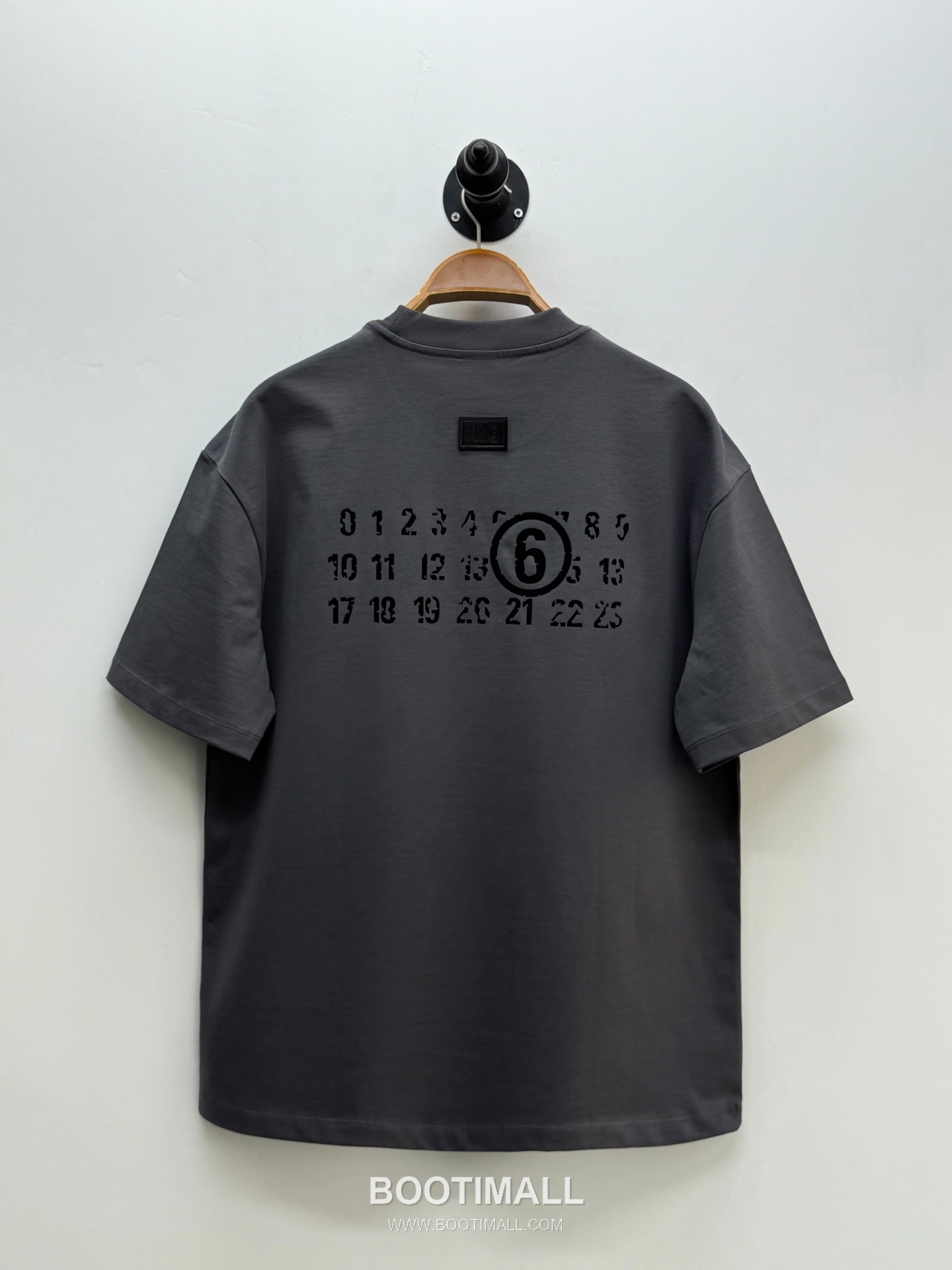 엠엠식스 로고 프린트 코튼 루즈핏 반팔 티셔츠 카키 MM6 Logo Print Cotton Loose Fit Short Sleeve T-Shirt D23521 5