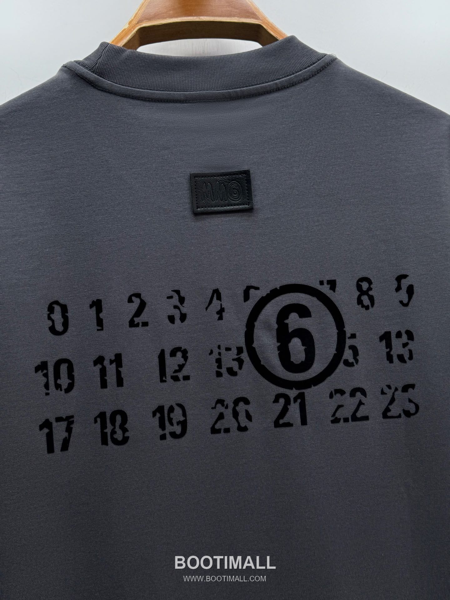 엠엠식스 로고 프린트 코튼 루즈핏 반팔 티셔츠 카키 MM6 Logo Print Cotton Loose Fit Short Sleeve T-Shirt D23521 6