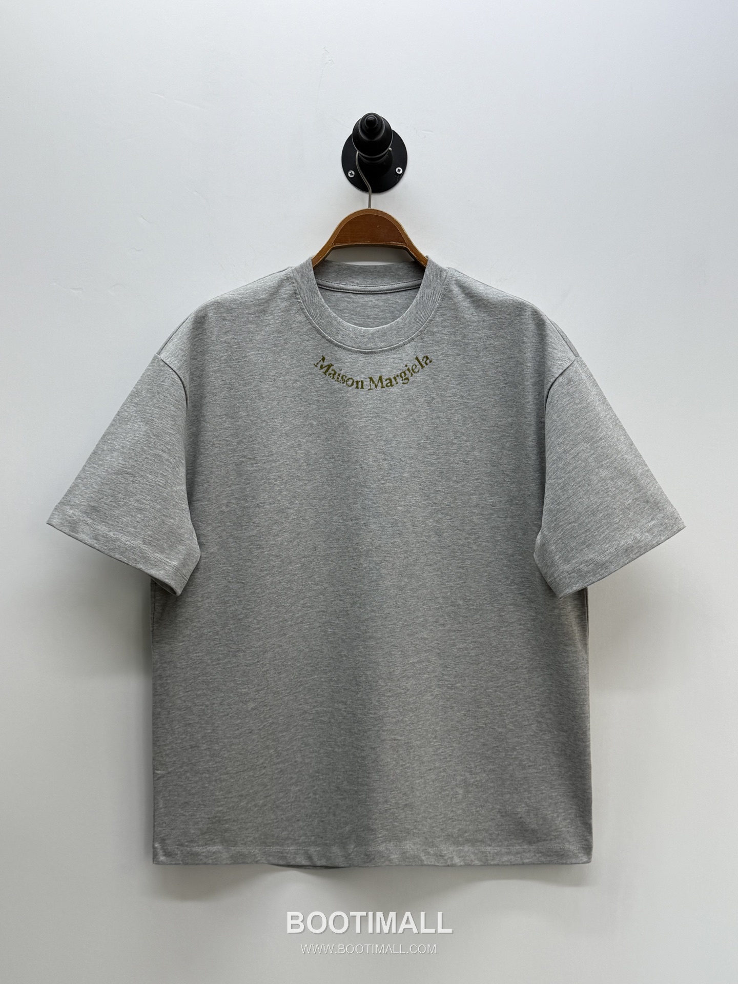 엠엠식스 로고 프린트 코튼 루즈핏 반팔 티셔츠 그레이 MM6 Logo Print Cotton Loose Fit Short Sleeve T-Shirt D23521 1