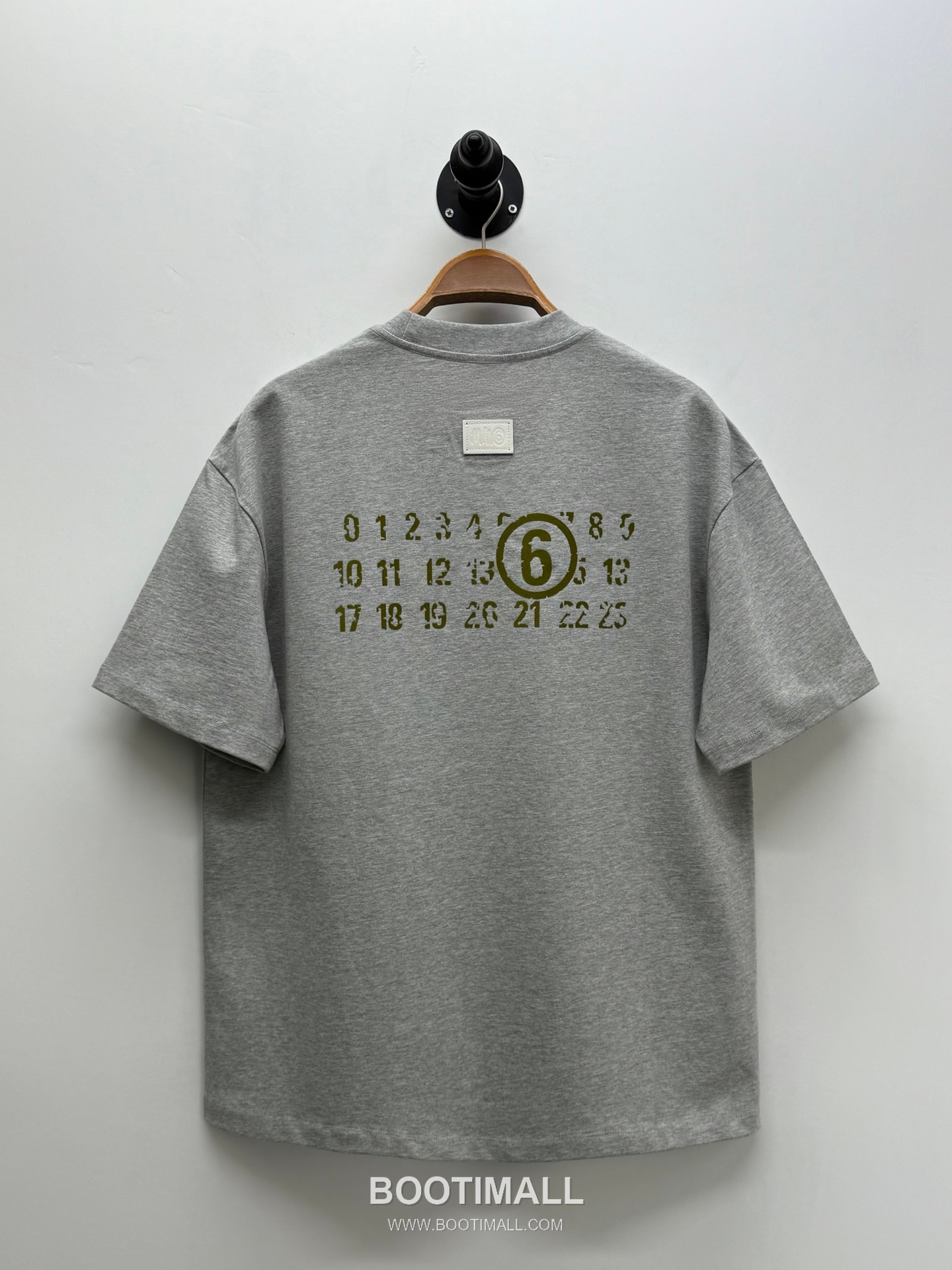 엠엠식스 로고 프린트 코튼 루즈핏 반팔 티셔츠 그레이 MM6 Logo Print Cotton Loose Fit Short Sleeve T-Shirt D23521 5