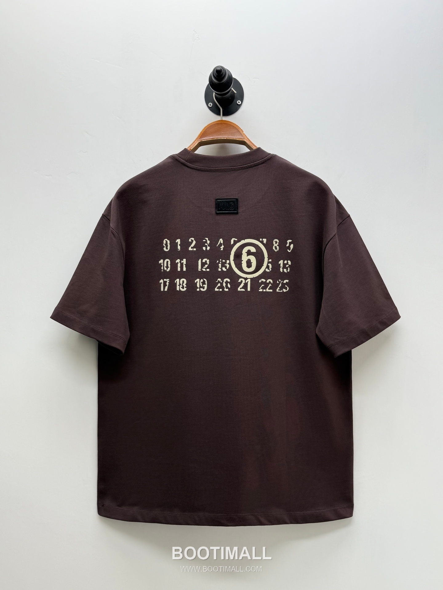 엠엠식스 로고 프린트 코튼 루즈핏 반팔 티셔츠 브라운 MM6 Logo Print Cotton Loose Fit Short Sleeve T-Shirt D23521 5