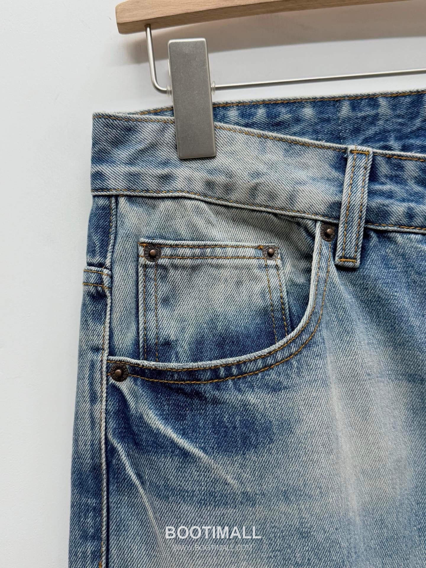 아크네 스튜디오 로고 프린트 유기농 코튼 디스트로이드 스트레이트 데님 팬츠 Acne Studios Logo Print Organic Cotton Distressed Straight Denim Pants D295743 3