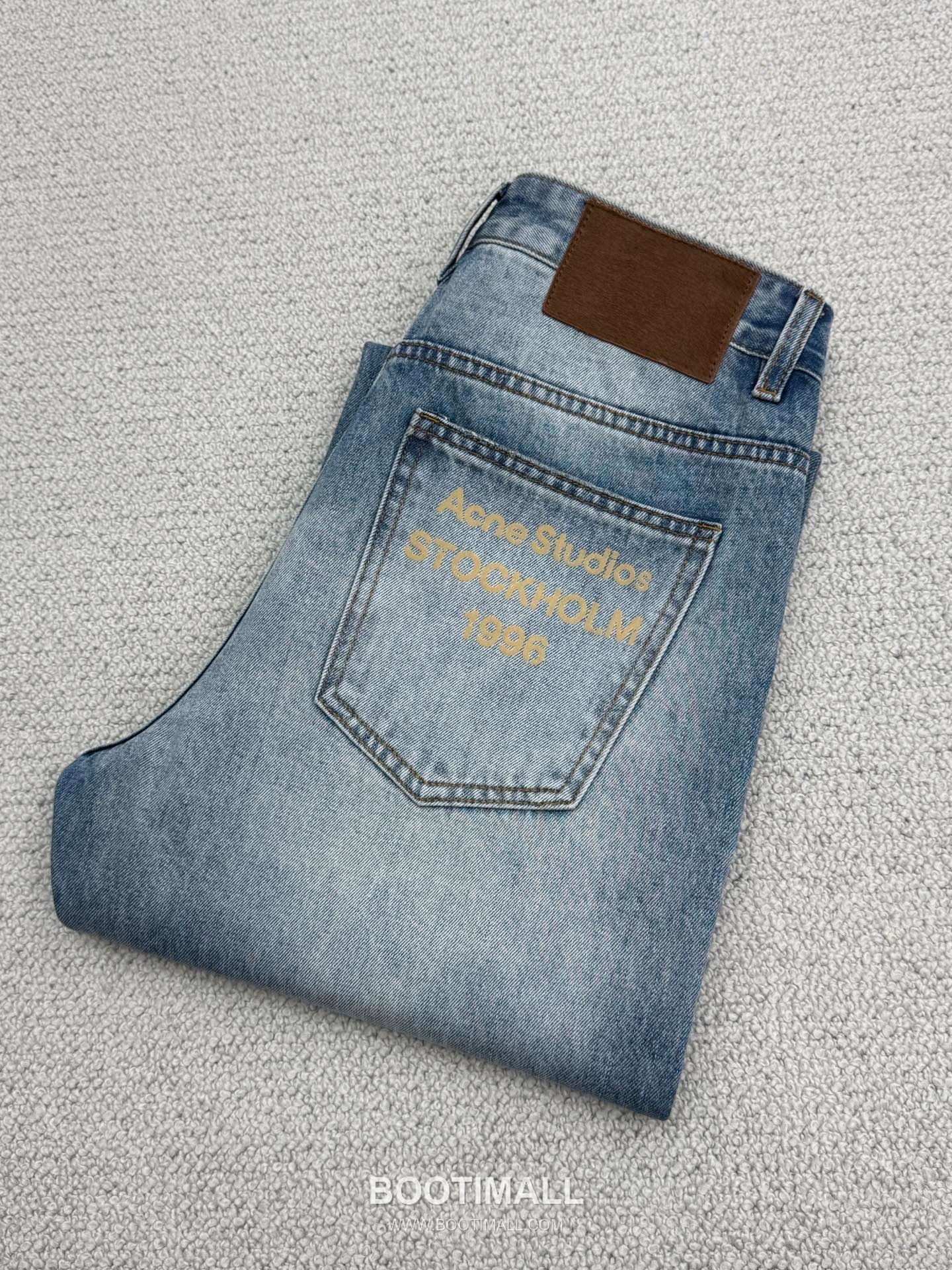 아크네 스튜디오 로고 프린트 유기농 코튼 디스트로이드 스트레이트 데님 팬츠 Acne Studios Logo Print Organic Cotton Distressed Straight Denim Pants D295743 10