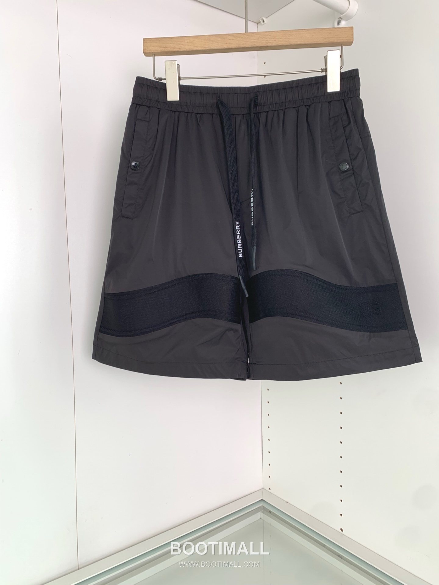버버리 로고 패치 폴리에스터 블렌드 블랙 화이트 카키 드로스트링 비치 쇼츠 Burberry Logo Patch Polyester Blend Drawstring Beach Shorts D215432 1