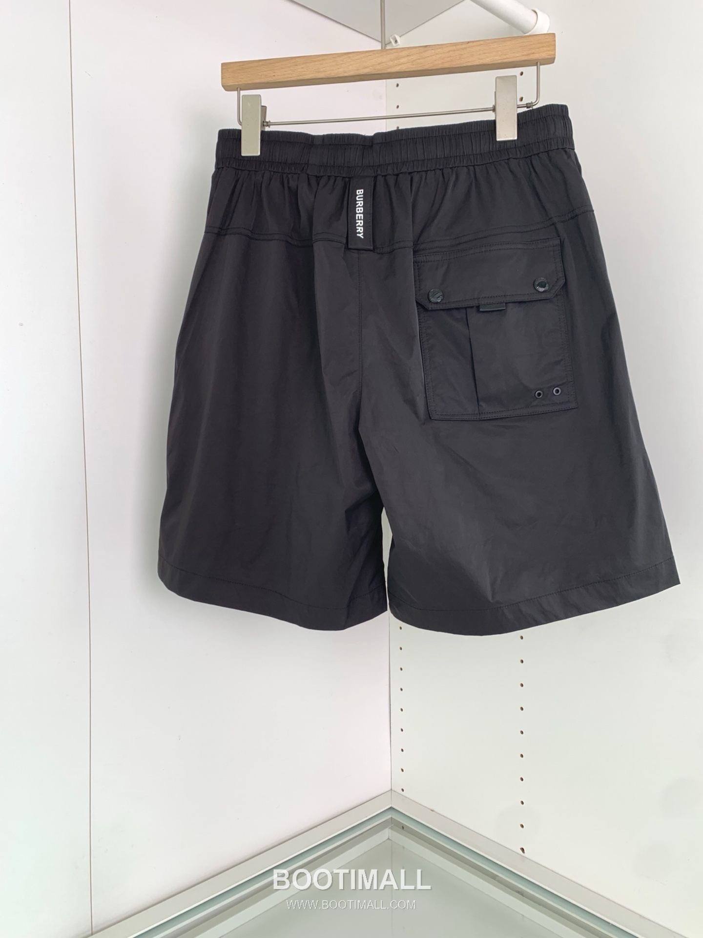 버버리 로고 패치 폴리에스터 블렌드 블랙 화이트 카키 드로스트링 비치 쇼츠 Burberry Logo Patch Polyester Blend Drawstring Beach Shorts D215432 2