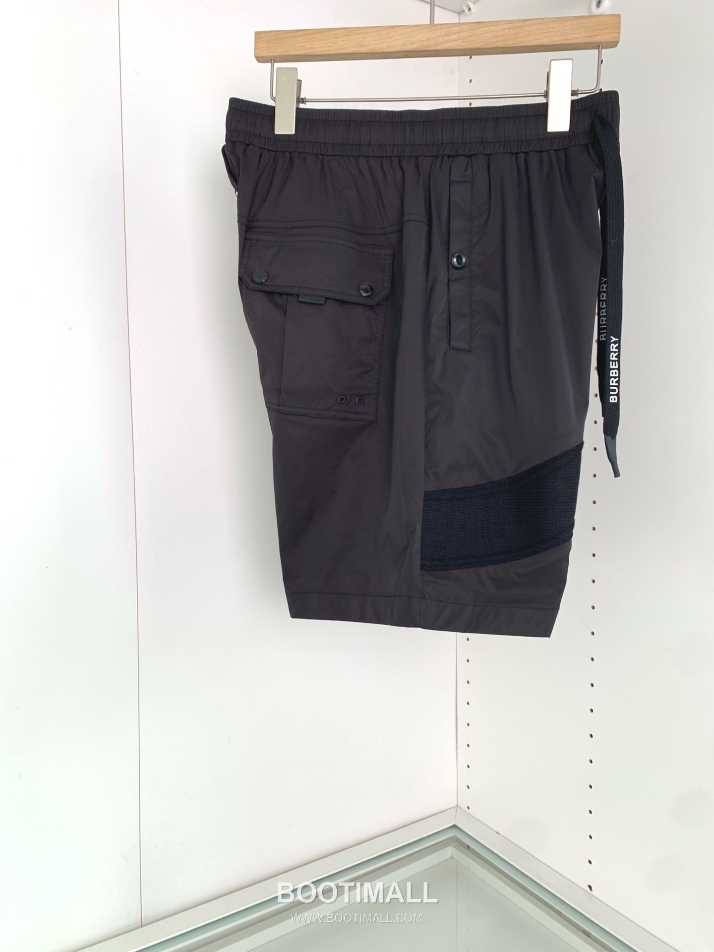 버버리 로고 패치 폴리에스터 블렌드 블랙 화이트 카키 드로스트링 비치 쇼츠 Burberry Logo Patch Polyester Blend Drawstring Beach Shorts D215432 3