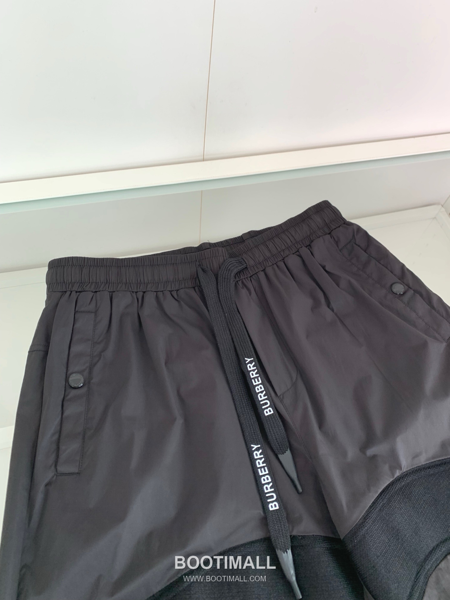 버버리 로고 패치 폴리에스터 블렌드 블랙 화이트 카키 드로스트링 비치 쇼츠 Burberry Logo Patch Polyester Blend Drawstring Beach Shorts D215432 5