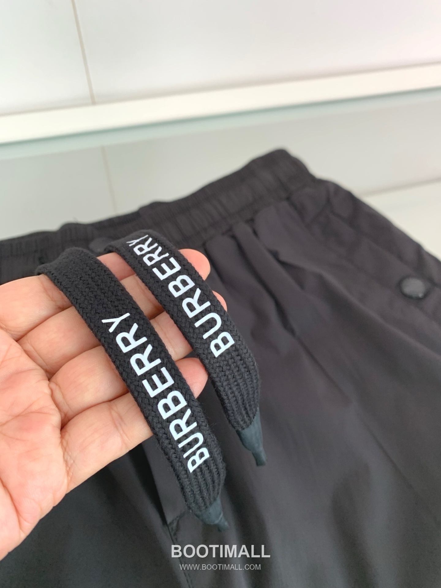 버버리 로고 패치 폴리에스터 블렌드 블랙 화이트 카키 드로스트링 비치 쇼츠 Burberry Logo Patch Polyester Blend Drawstring Beach Shorts D215432 6