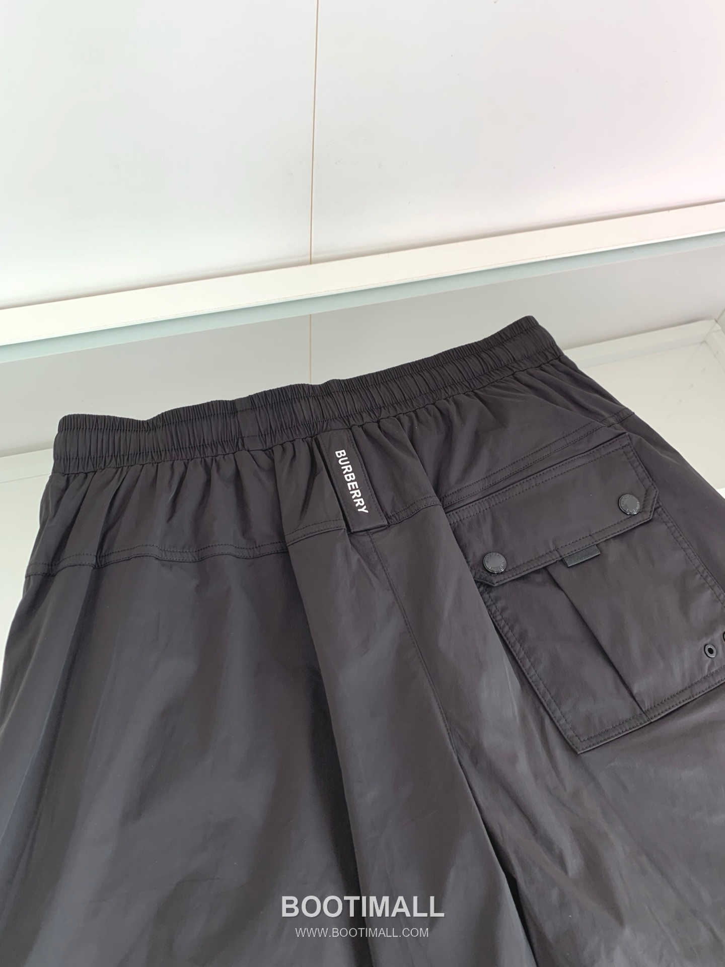버버리 로고 패치 폴리에스터 블렌드 블랙 화이트 카키 드로스트링 비치 쇼츠 Burberry Logo Patch Polyester Blend Drawstring Beach Shorts D215432 7