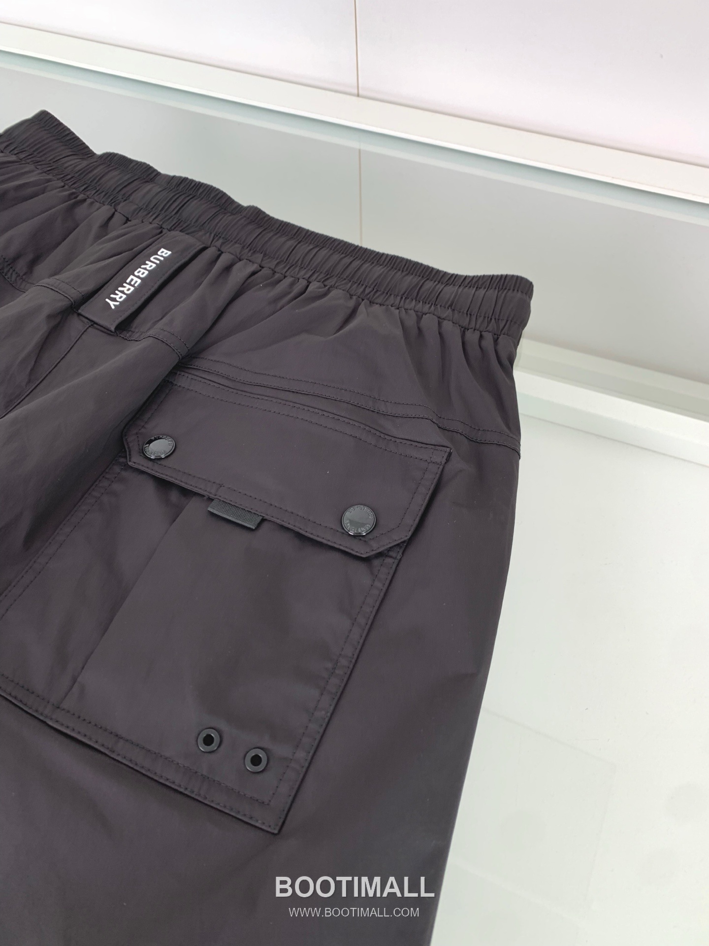 버버리 로고 패치 폴리에스터 블렌드 블랙 화이트 카키 드로스트링 비치 쇼츠 Burberry Logo Patch Polyester Blend Drawstring Beach Shorts D215432 8