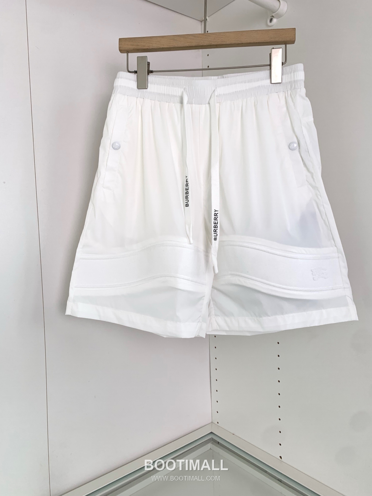 버버리 로고 패치 폴리에스터 블렌드 블랙 화이트 카키 드로스트링 비치 쇼츠 Burberry Logo Patch Polyester Blend Drawstring Beach Shorts D215432 1