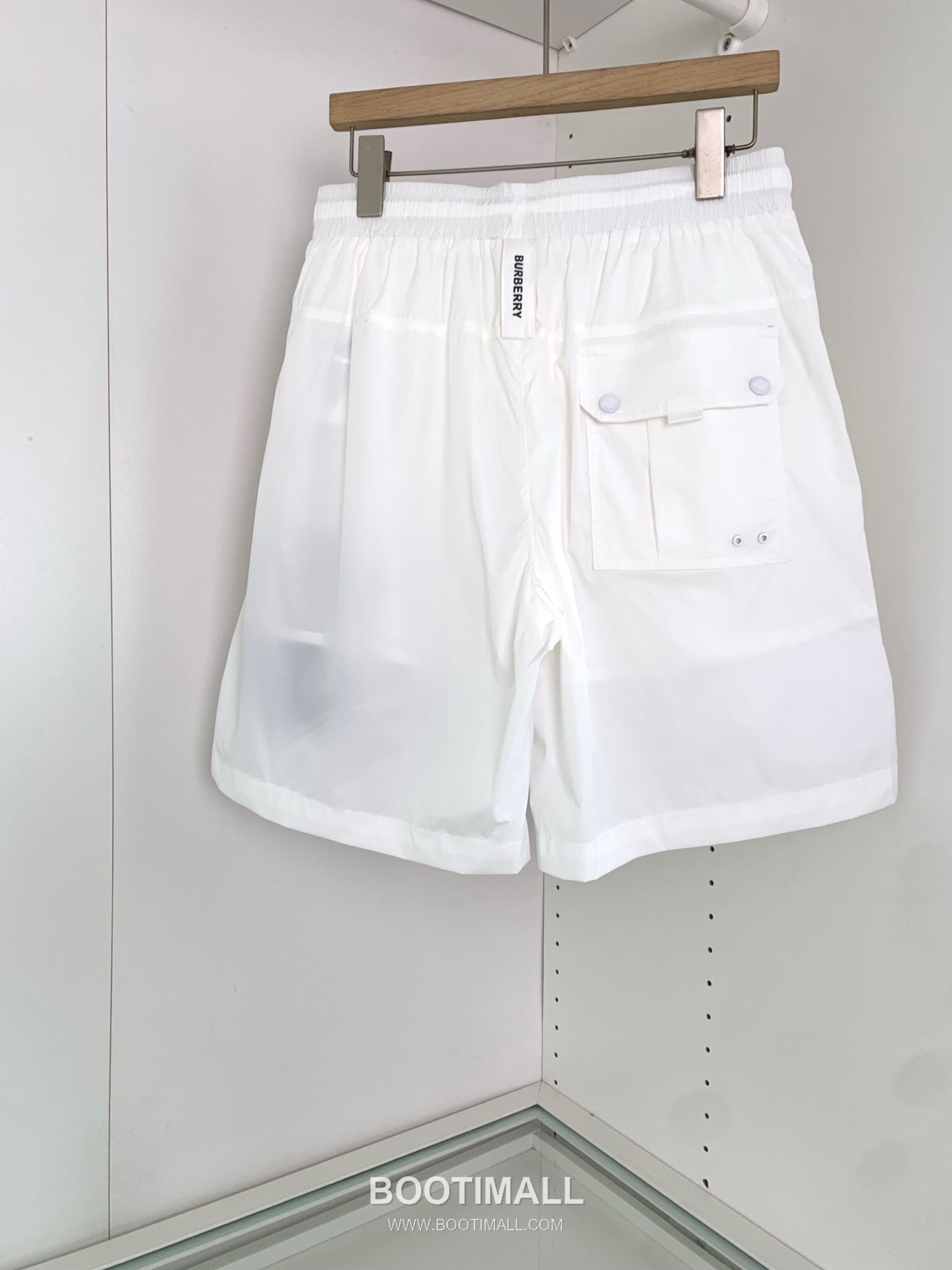 버버리 로고 패치 폴리에스터 블렌드 블랙 화이트 카키 드로스트링 비치 쇼츠 Burberry Logo Patch Polyester Blend Drawstring Beach Shorts D215432 2