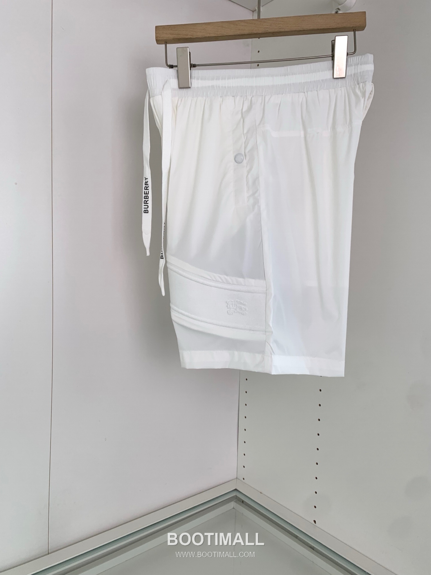 버버리 로고 패치 폴리에스터 블렌드 블랙 화이트 카키 드로스트링 비치 쇼츠 Burberry Logo Patch Polyester Blend Drawstring Beach Shorts D215432 3