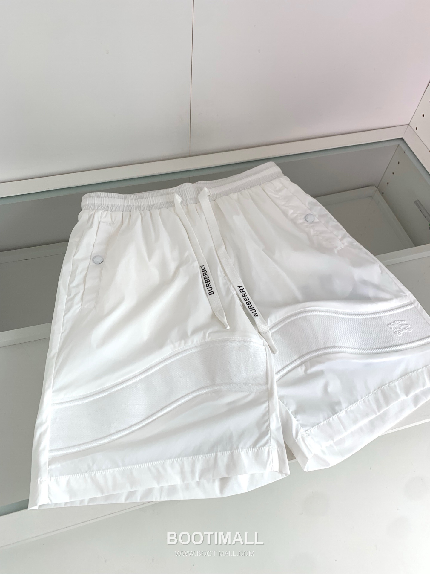 버버리 로고 패치 폴리에스터 블렌드 블랙 화이트 카키 드로스트링 비치 쇼츠 Burberry Logo Patch Polyester Blend Drawstring Beach Shorts D215432 4