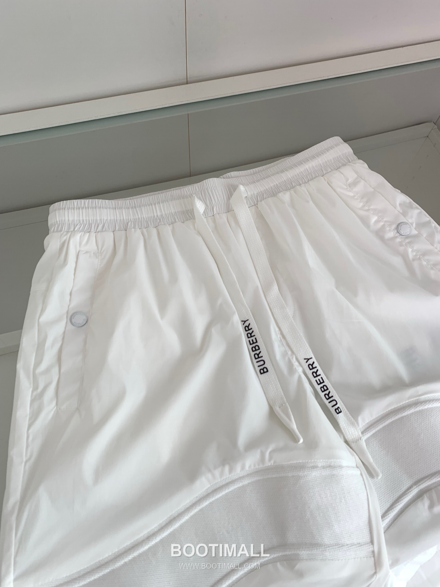 버버리 로고 패치 폴리에스터 블렌드 블랙 화이트 카키 드로스트링 비치 쇼츠 Burberry Logo Patch Polyester Blend Drawstring Beach Shorts D215432 5
