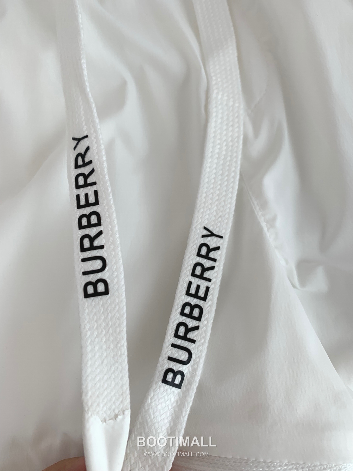 버버리 로고 패치 폴리에스터 블렌드 블랙 화이트 카키 드로스트링 비치 쇼츠 Burberry Logo Patch Polyester Blend Drawstring Beach Shorts D215432 6