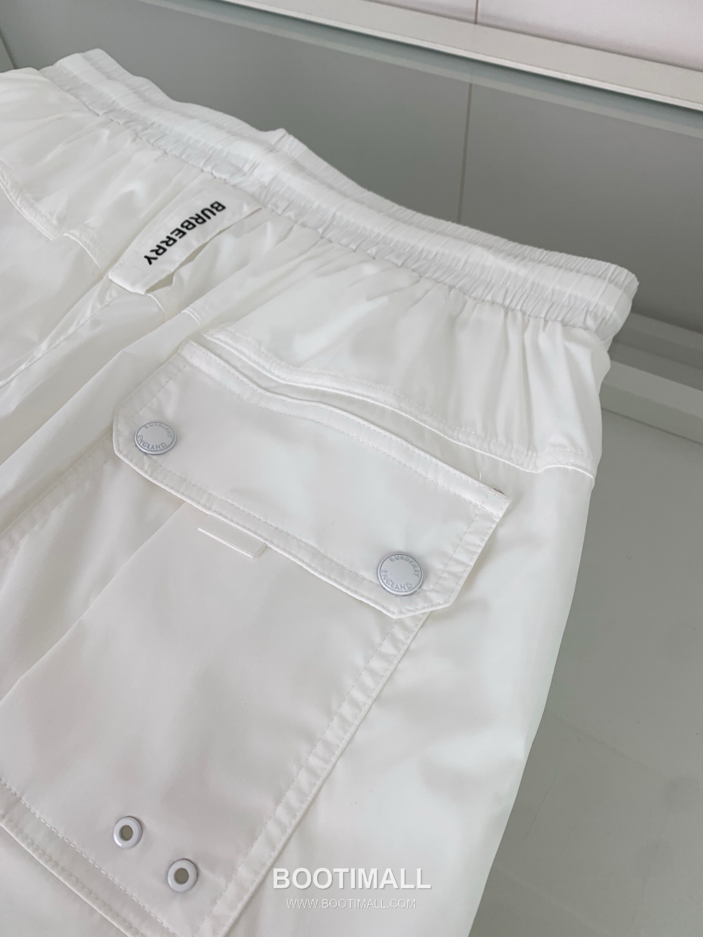 버버리 로고 패치 폴리에스터 블렌드 블랙 화이트 카키 드로스트링 비치 쇼츠 Burberry Logo Patch Polyester Blend Drawstring Beach Shorts D215432 8